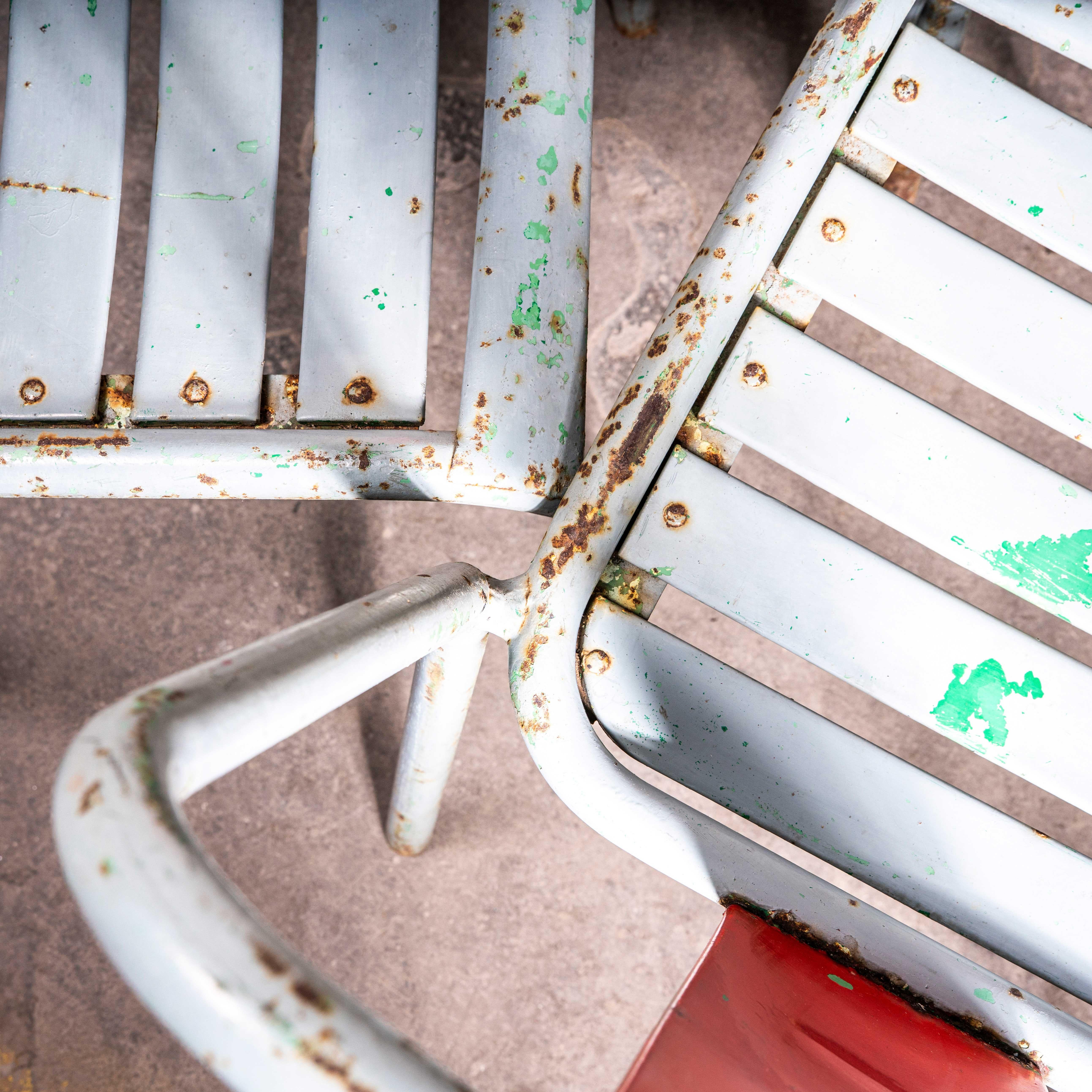 Acier Chaises de salle à manger d'extérieur Tolix T37 d'origine française des années 1950 - Ensemble de six chaises en vente