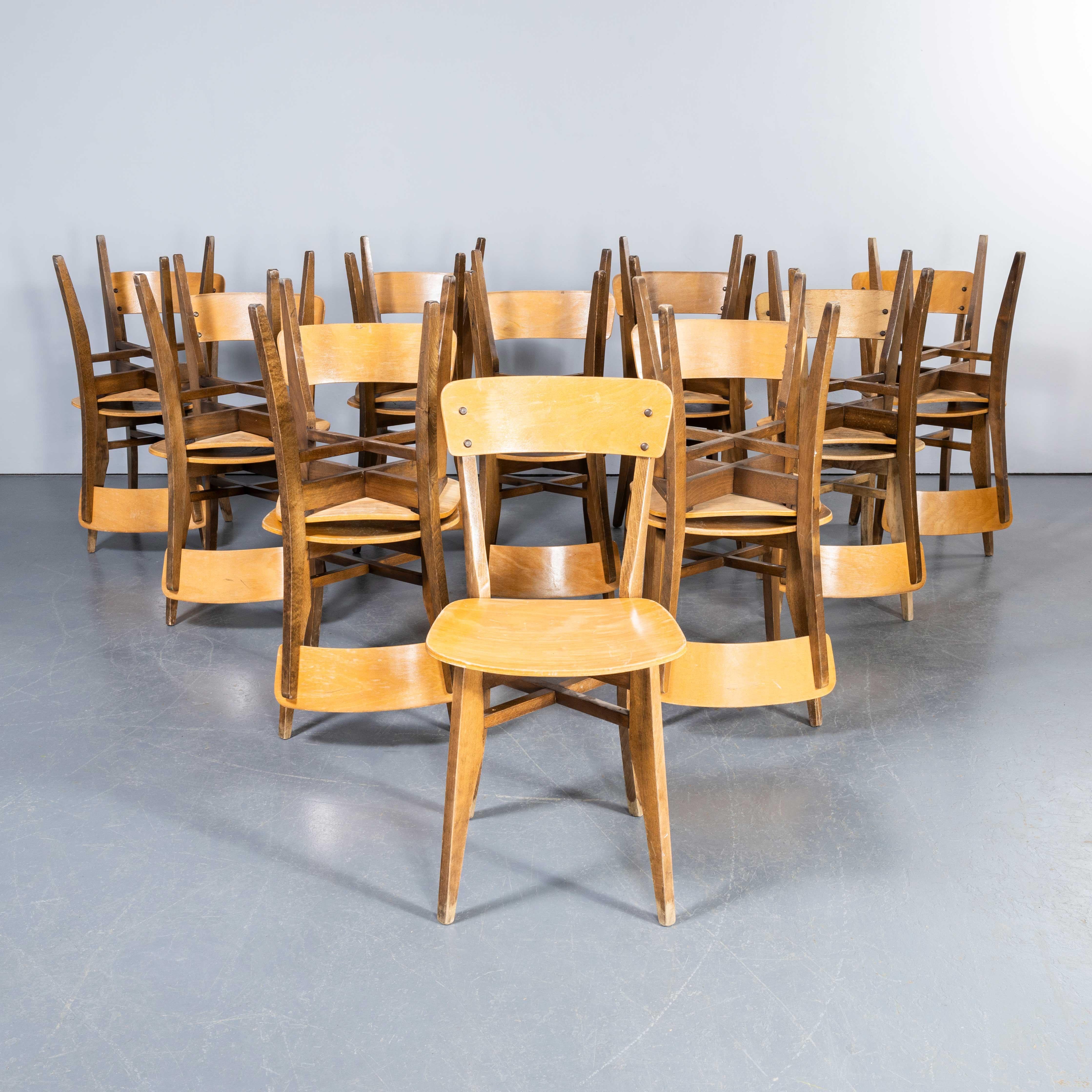 Sedie da pranzo a cappella bicolore originali francesi degli anni '50 - Grande quantità disponibile. 
Un'incredibile scoperta che abbiamo ottenuto da una cappella francese brutalista degli anni '50 fuori Lille; ne abbiamo oltre 200 disponibili.