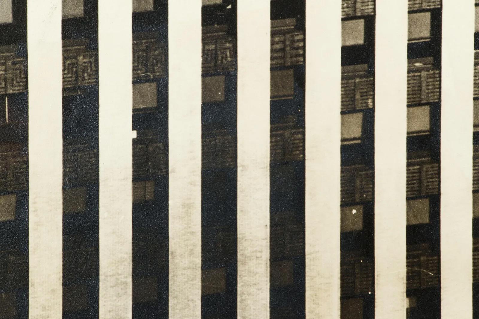 1950s Original Vintage Gelatinesilberdruck vom Chrysler Building in New York von der Fotografin Barbara Morgan. Barbara Morgan ist weithin bekannt für ihre bahnbrechenden fotografischen Aufnahmen der amerikanischen Modern Dance-Bewegung aus den