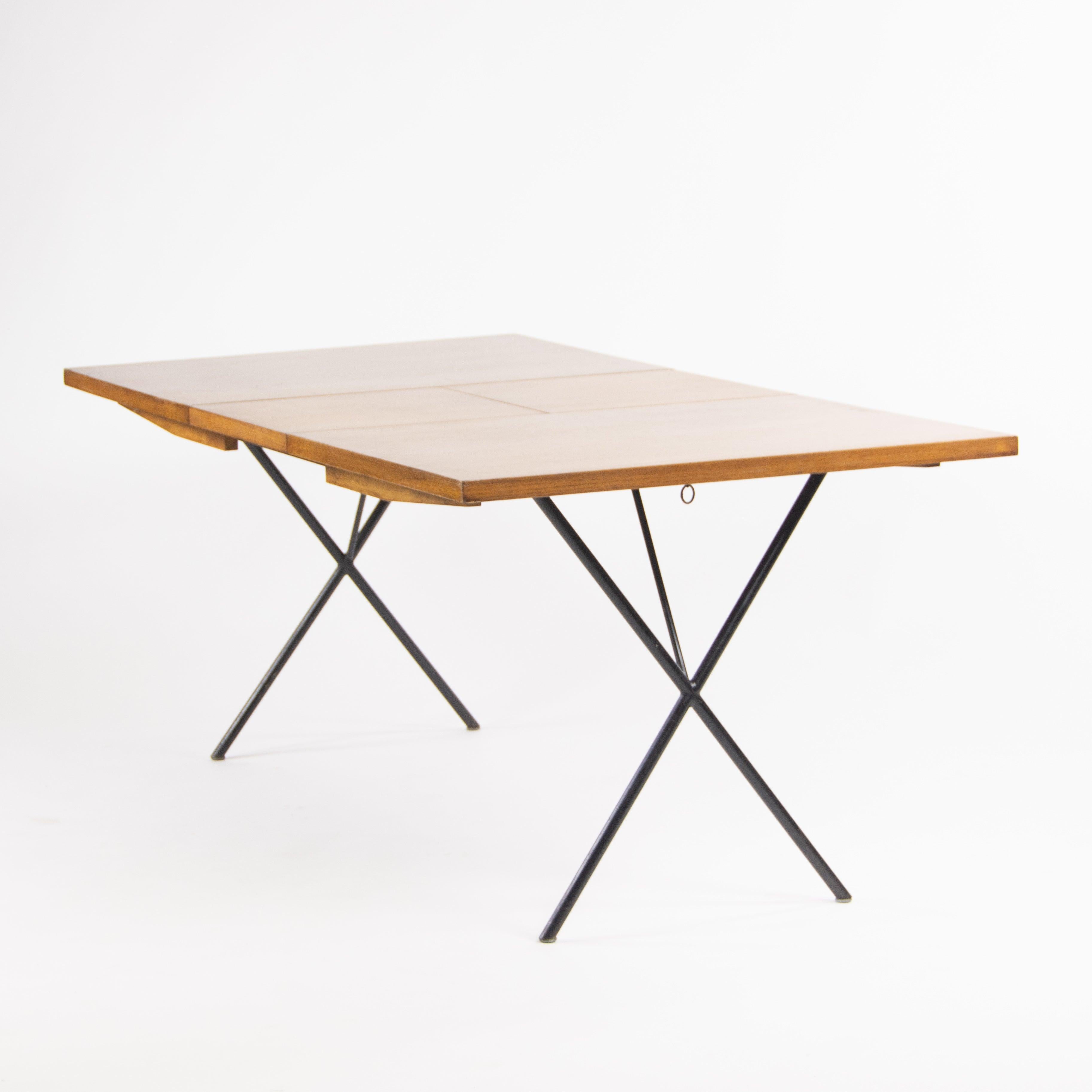 Zum Verkauf steht ein seltener und beeindruckender originaler George Nelson & Associates X-Leg Esstisch aus Eiche. Dieses Exemplar ist ein klassisches George-Nelson-Stück mit röhrenförmigen X-Beinen und einer kontrastierenden Holzplatte. 
Der Tisch