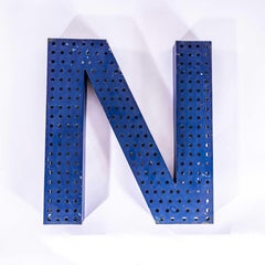 Lettere originali di grandi dimensioni in metallo per negozi degli anni '50 - blu traforato N