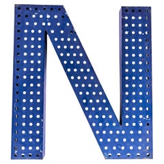 Lettere originali di grandi dimensioni in metallo per negozi degli anni '50 - blu traforato N