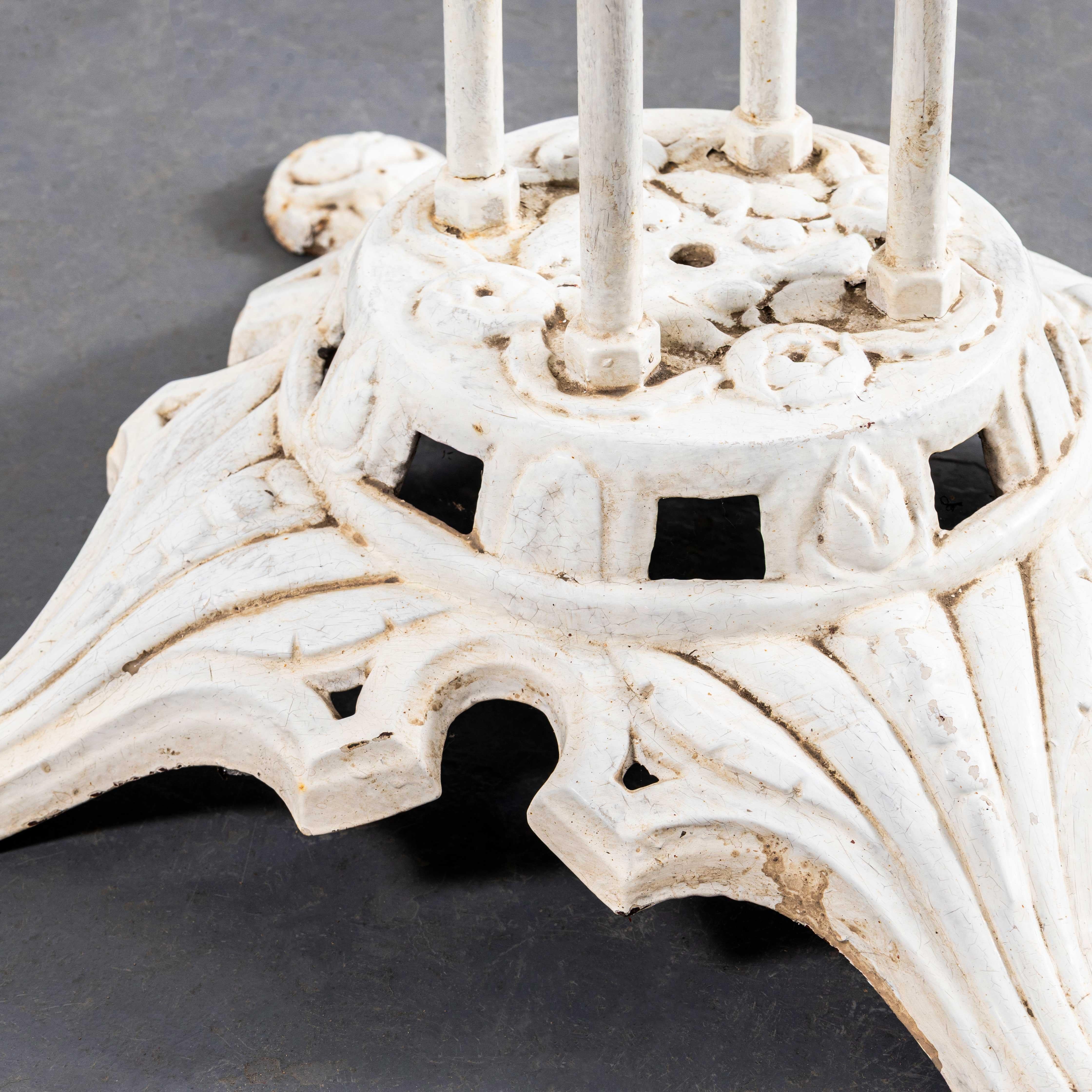 Mesa de exterior redonda francesa original de los años 50 - Blanca Hierro en venta