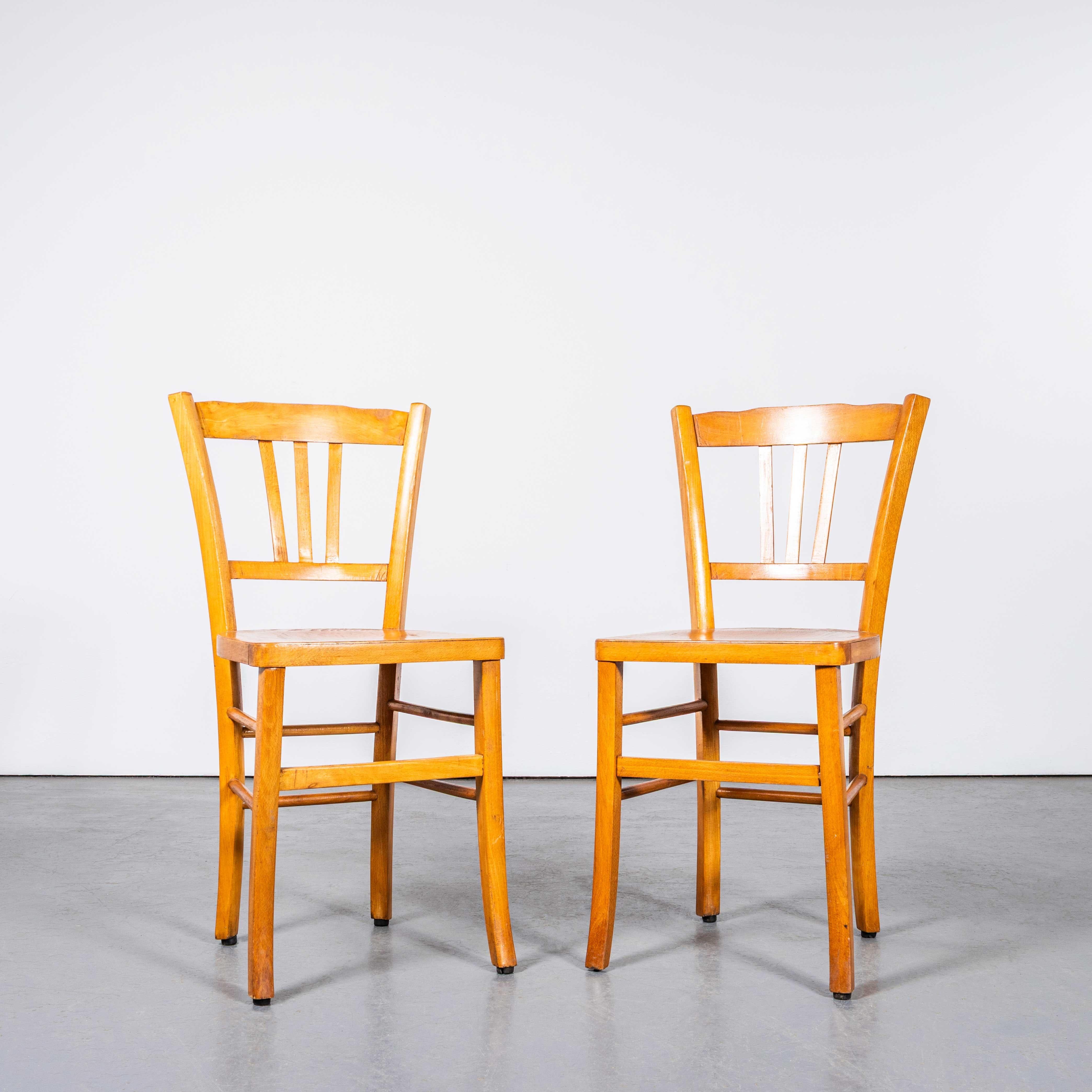 Chaises de salle à manger de ferme à dossier en lattes Luterma d'origine des années 1950 - Paire. 
Nous avons trouvé ces magnifiques chaises en Provence. Le procédé de cintrage du hêtre à la vapeur pour créer des chaises élégantes a été découvert et