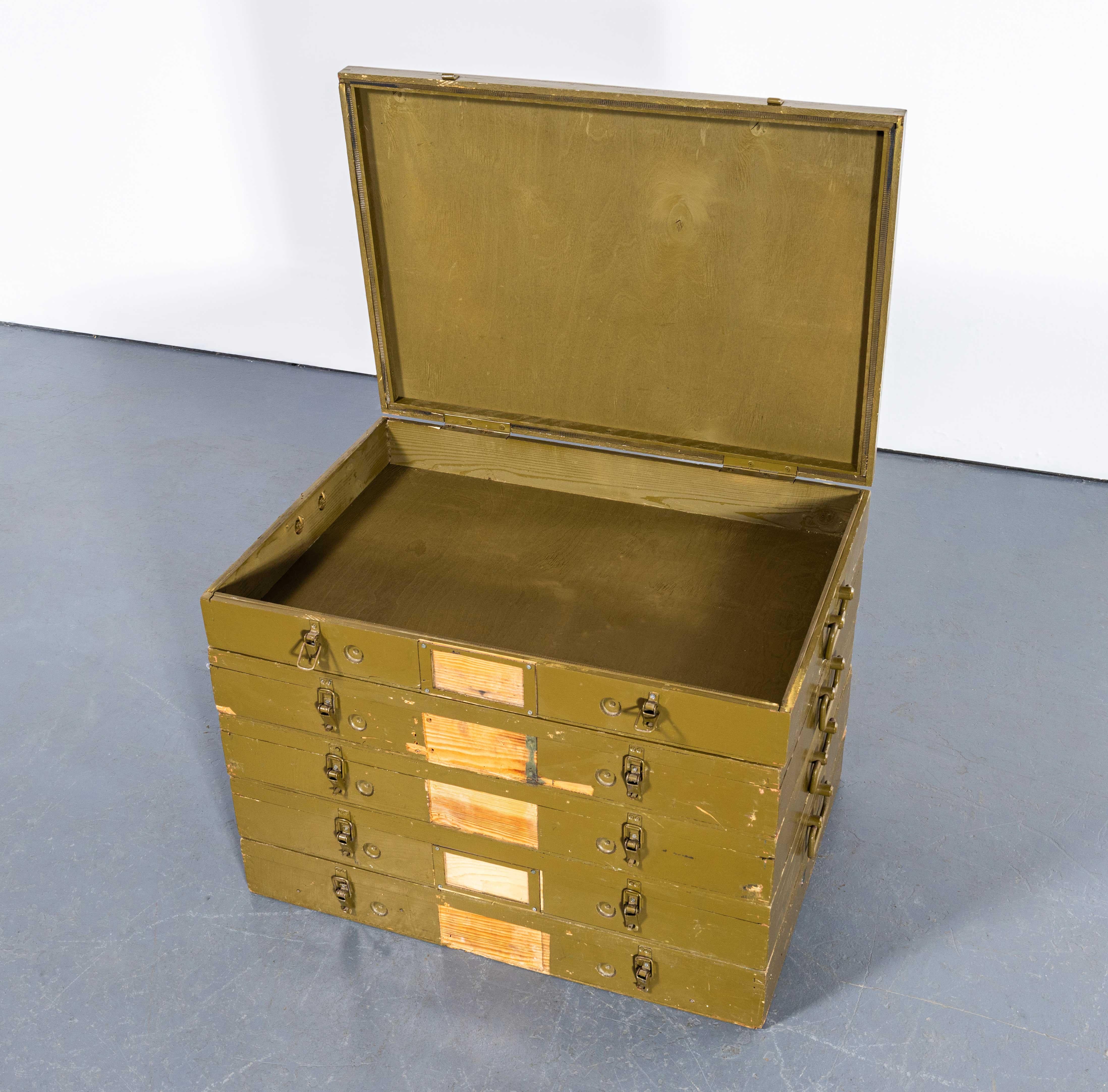 1950's Original Military Storage Boxes - Set Of Five Khaki In Good Condition For Sale In Hook, Hampshire
