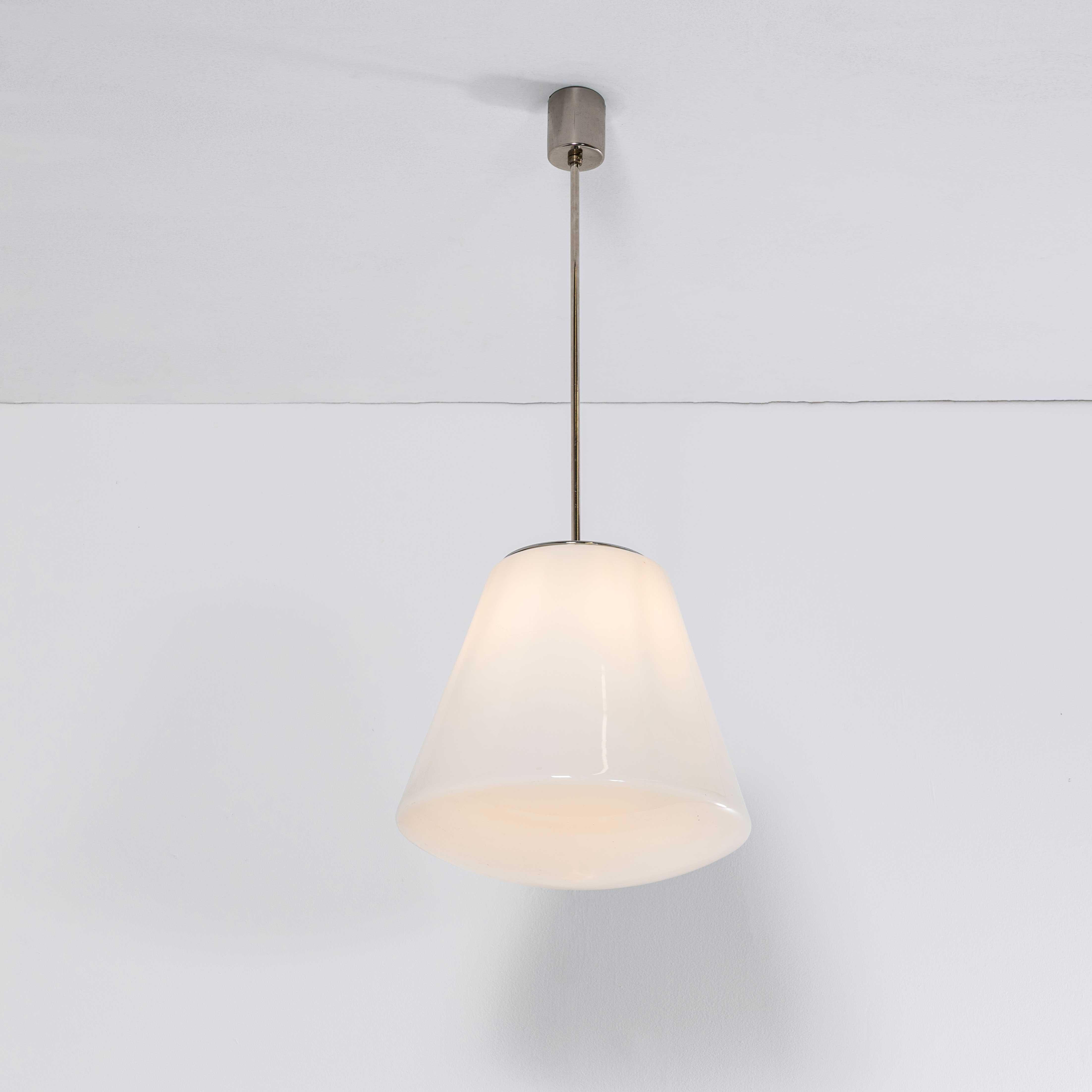 Lámpara colgante de campana de opalina grande soplada a boca original de los años 50. 
Preciosas lámparas colgantes originales de opalina con vidrio soplado a boca en un impresionante tamaño de campana a gran escala. Disponemos de varias de estas