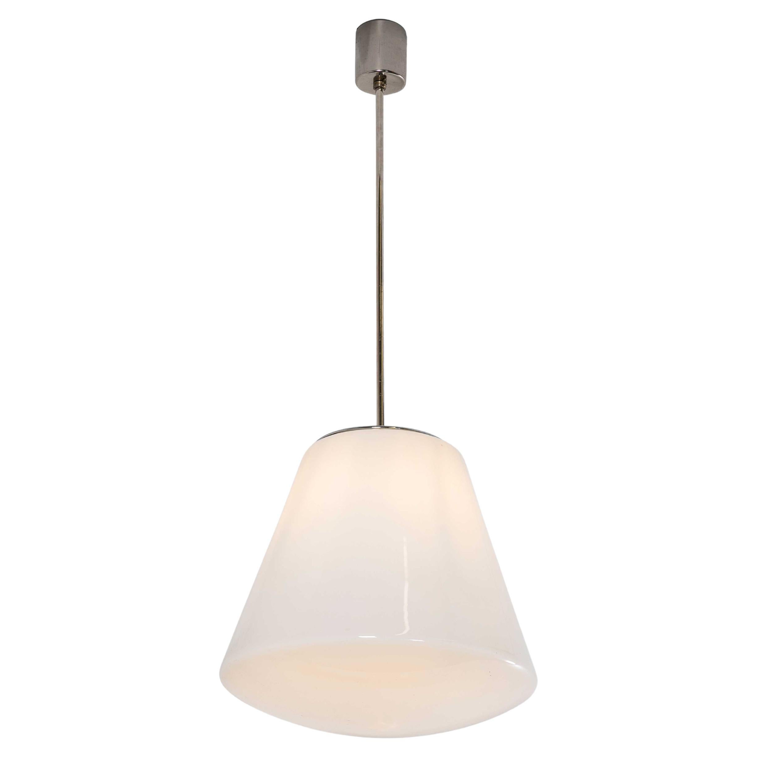Lampada a sospensione a campana opalina grande soffiata a bocca originale del 1950