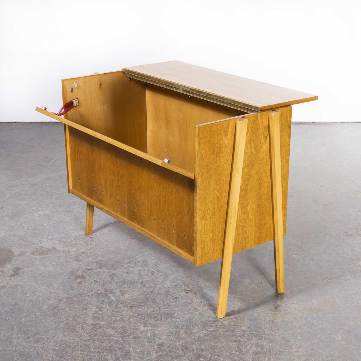 Metà XX secolo Scatola per coperte originale degli anni '50 in Oak, piccolo mobile di Tatra Pravenec in vendita
