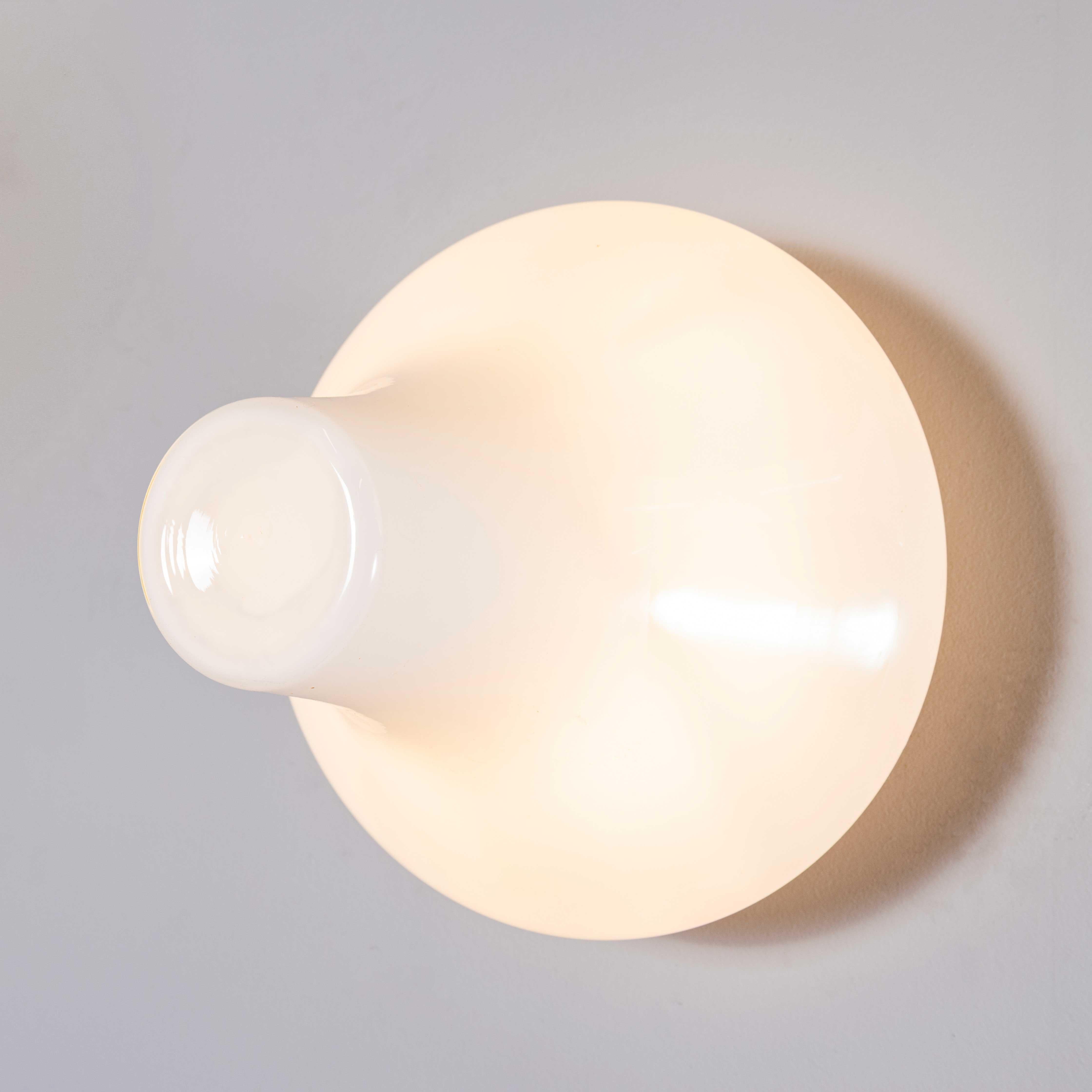 1950's Original Opaline UFO Wand- oder Deckenlampe - Schwarzer Sockel im Angebot 4