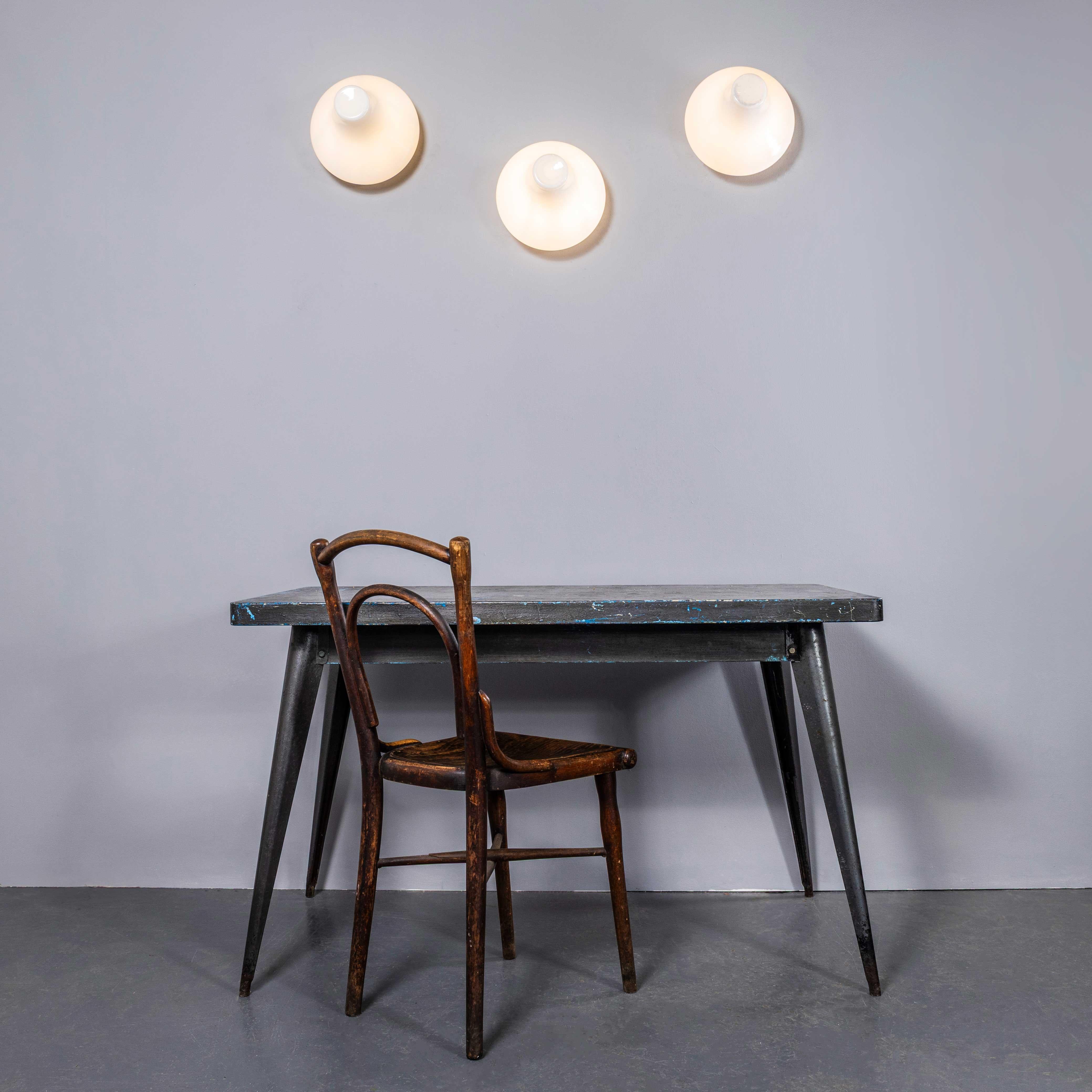 1950's Original Opaline UFO Wand- oder Deckenlampe - Schwarzer Sockel (Tschechisch) im Angebot