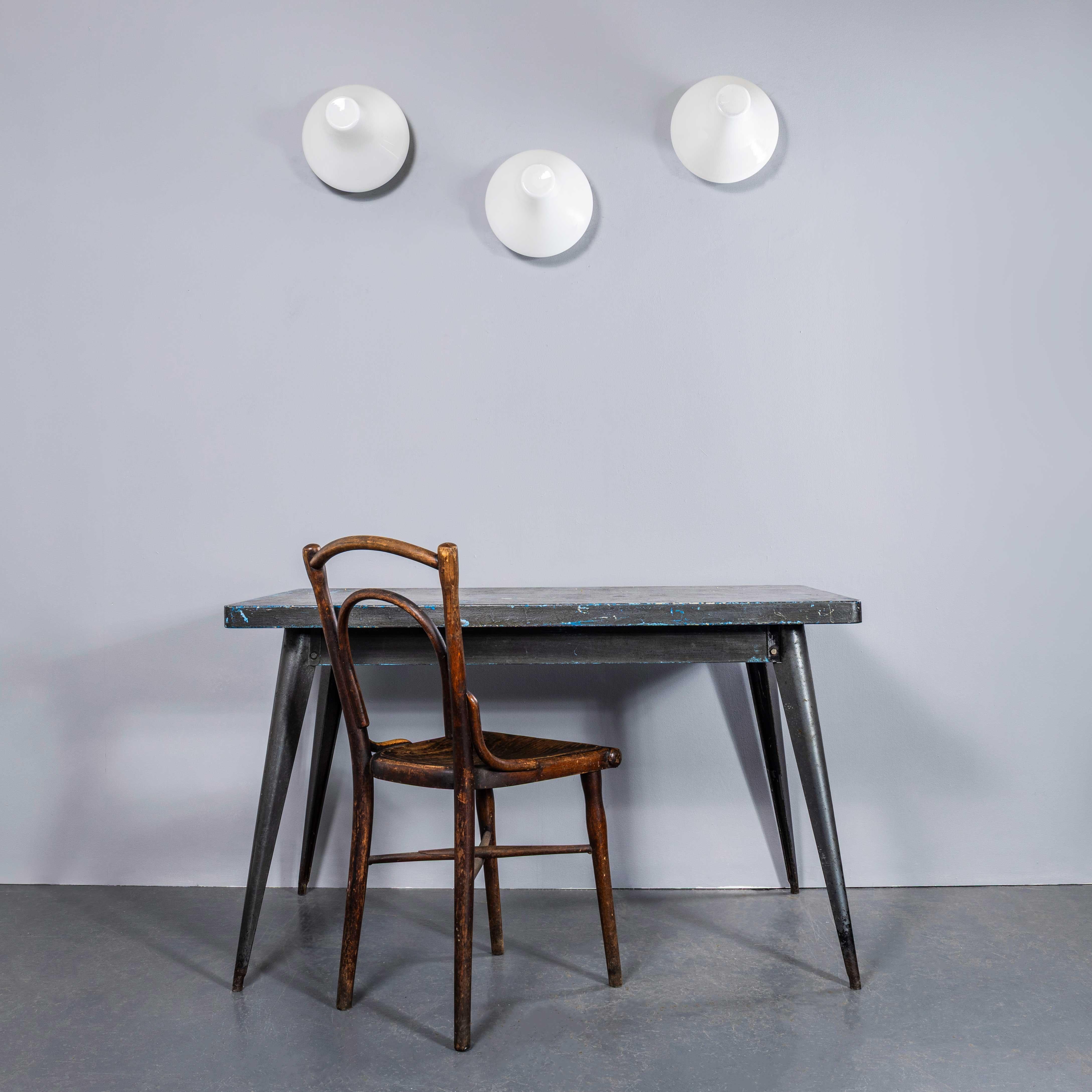 1950's Original Opaline UFO Wand- oder Deckenlampe - Schwarzer Sockel im Zustand „Gut“ im Angebot in Hook, Hampshire