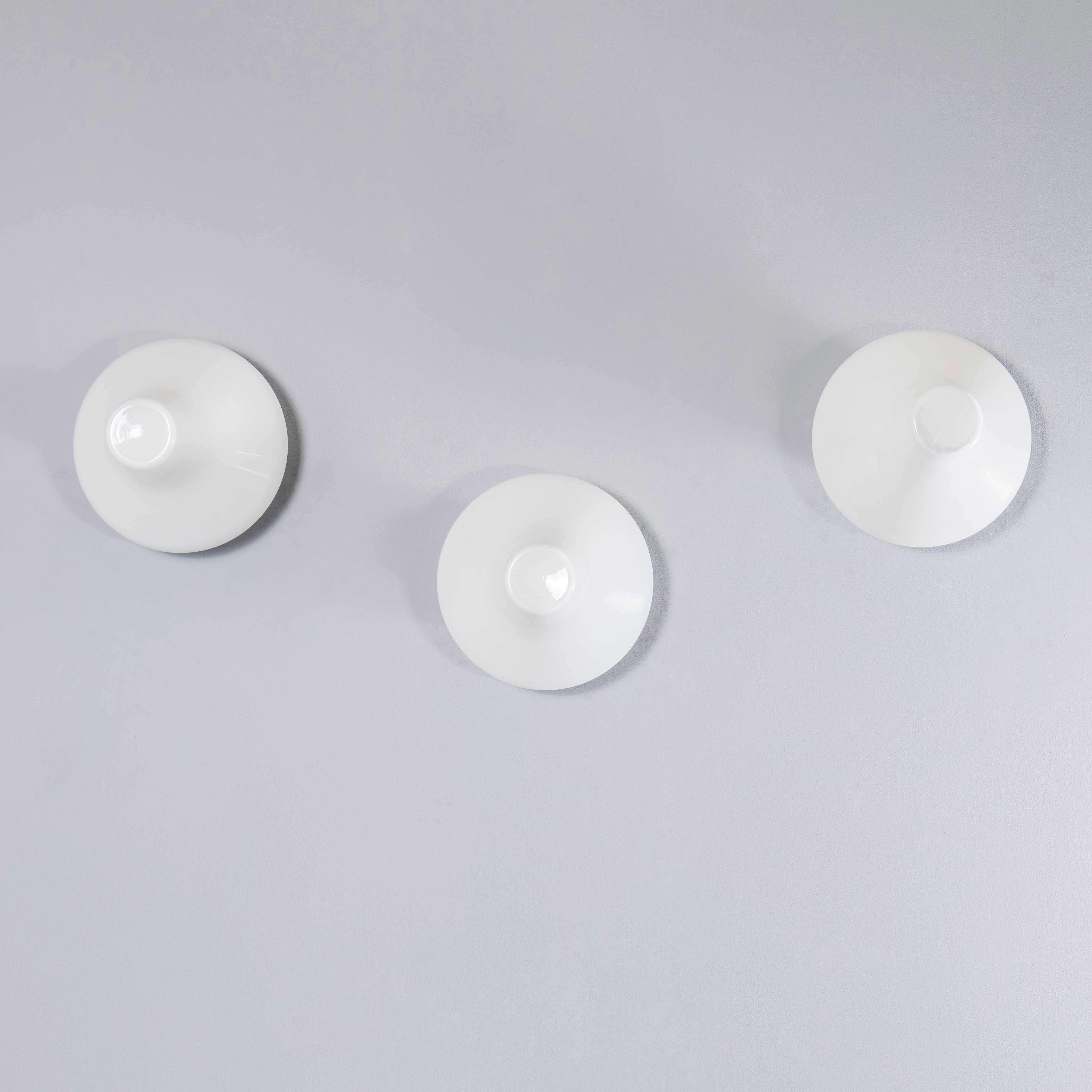 1950's Original Opaline UFO Wand- oder Deckenlampe - Schwarzer Sockel im Angebot 1