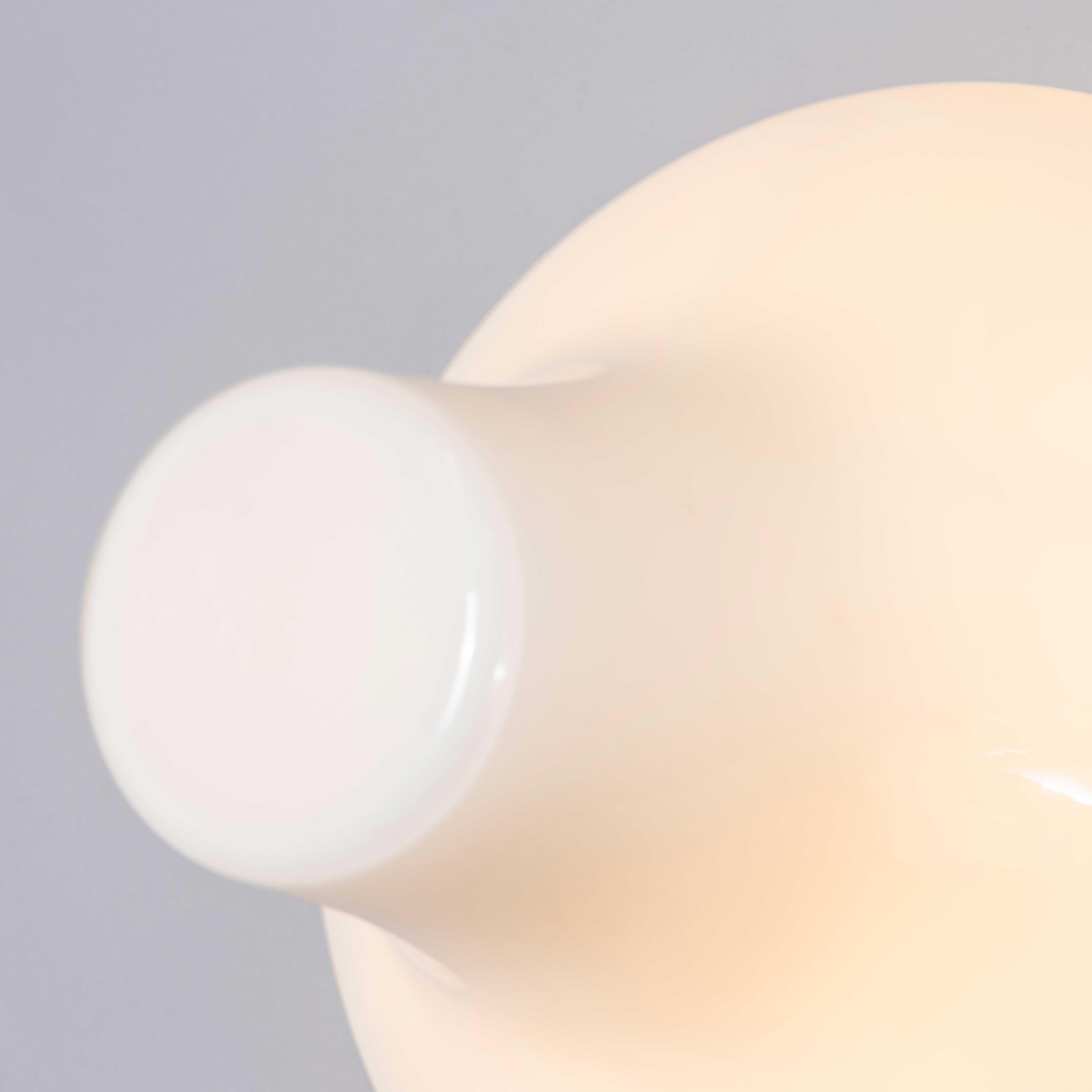 1950's Original Opaline UFO Wand- oder Deckenlampe - Schwarzer Sockel im Angebot 2