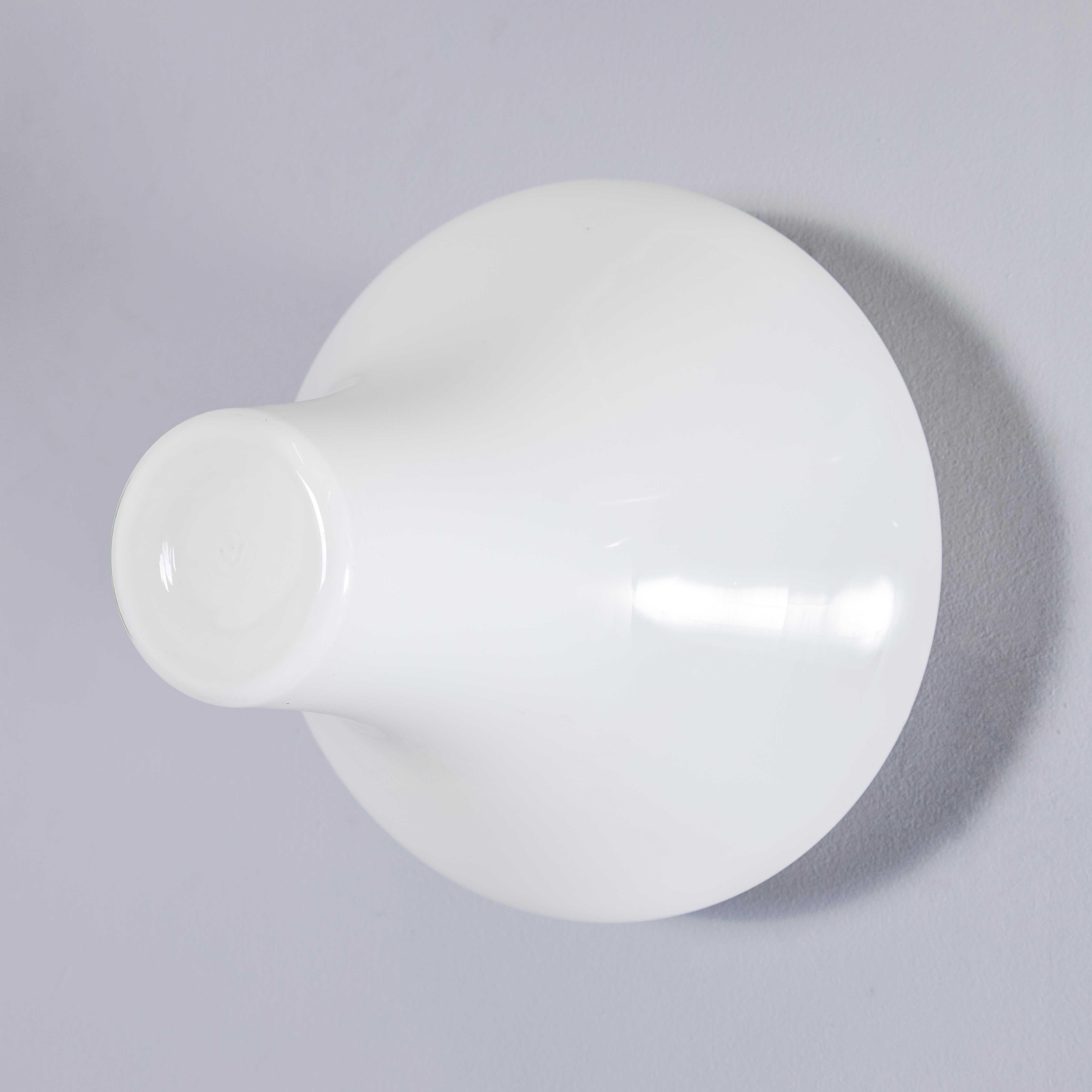 1950's Original Opaline UFO Wand- oder Deckenlampe - Schwarzer Sockel im Angebot 3