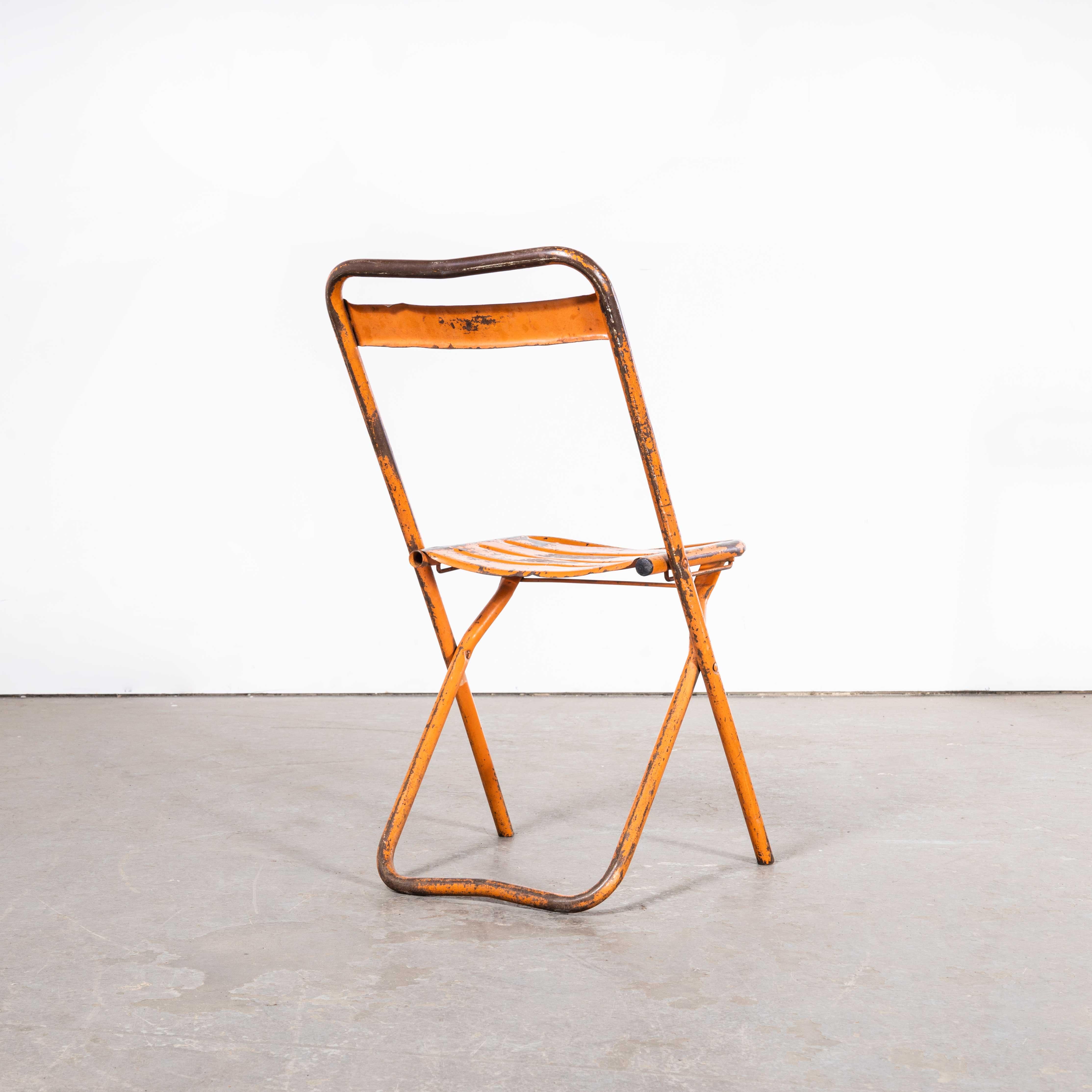 1950's Original Orange Tolix Folding Metall Outdoor-Stühle - Set von sechs
1950's Original Orange Tolix Folding Metal Outdoor Chairs - Set von sechs. Tolix ist eines unserer absoluten Lieblingsunternehmen. 1907 entdeckte der Franzose Xavier