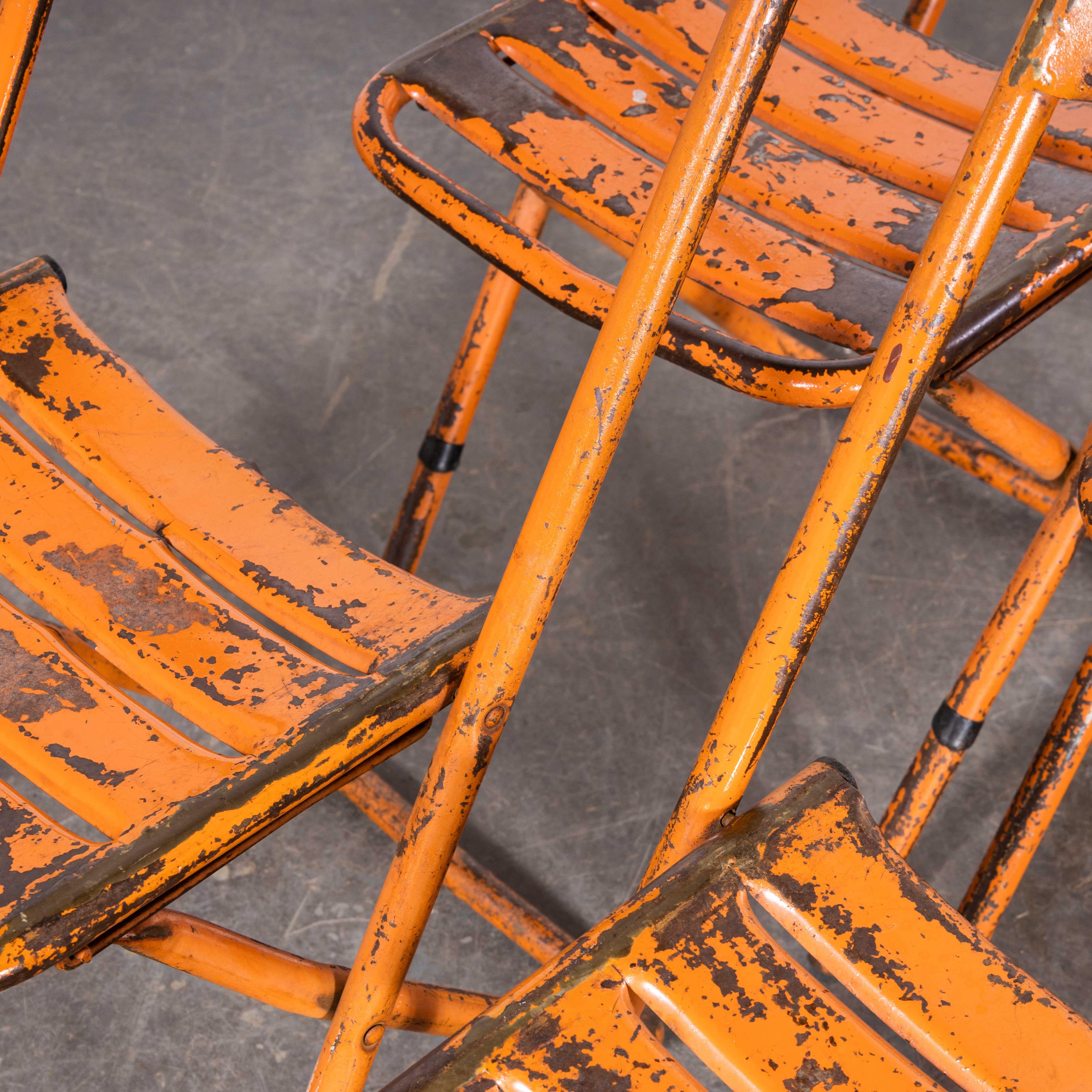 1950's Original Orange Tolix Folding Metall Outdoor-Stühle - Set von sechs (Mitte des 20. Jahrhunderts) im Angebot