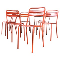 Ensemble de huit chaises de salle à manger d'extérieur en métal Tolix T2 rouge d'origine des années 1950, France