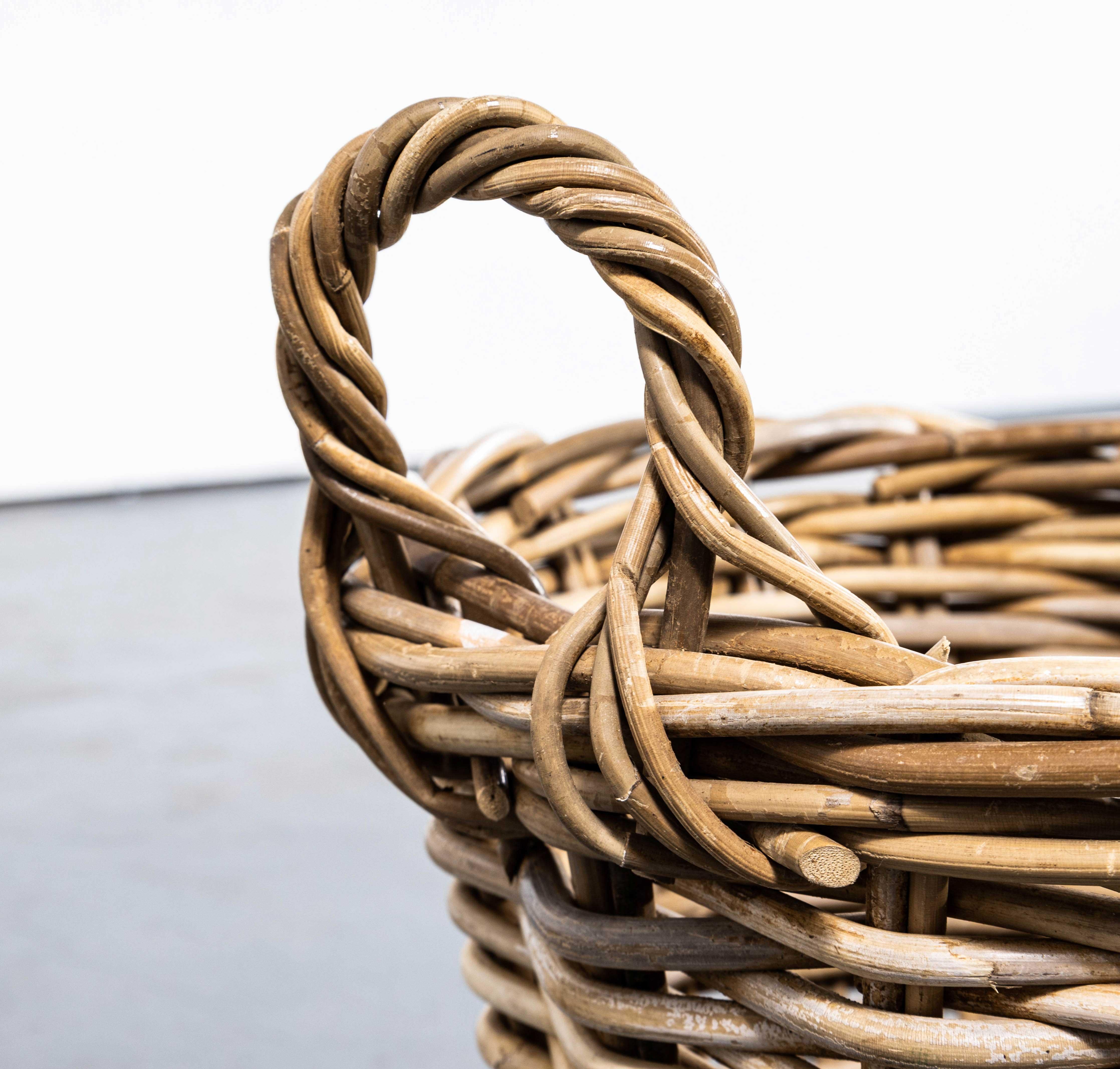 Metà XX secolo Cestini di salice rotondi fatti a mano originali degli anni '50 - coppia in vendita