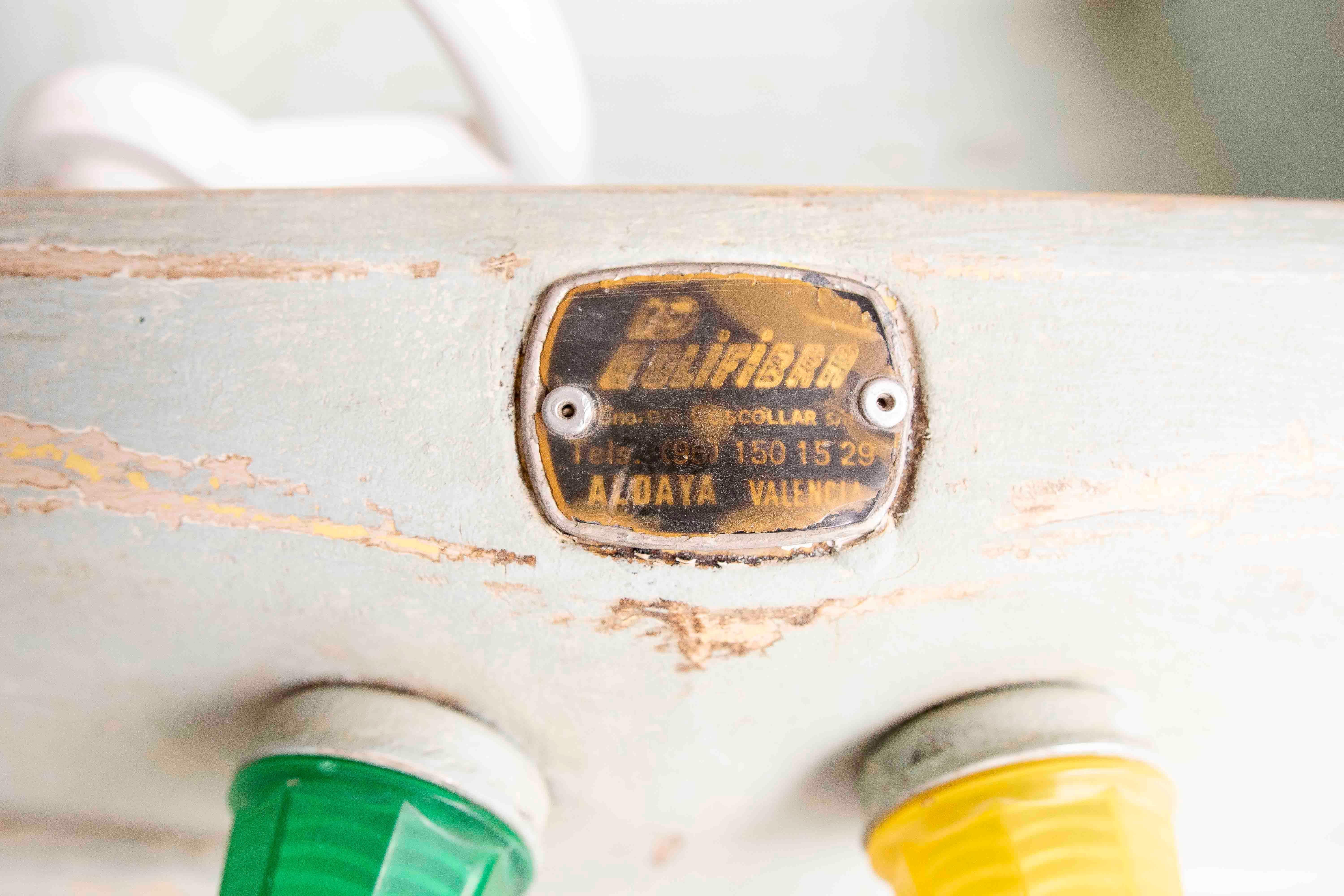Resina Carosello da fiera originale degli anni '50 del secolo scorso del maiale delle miniere con un bambino in vendita