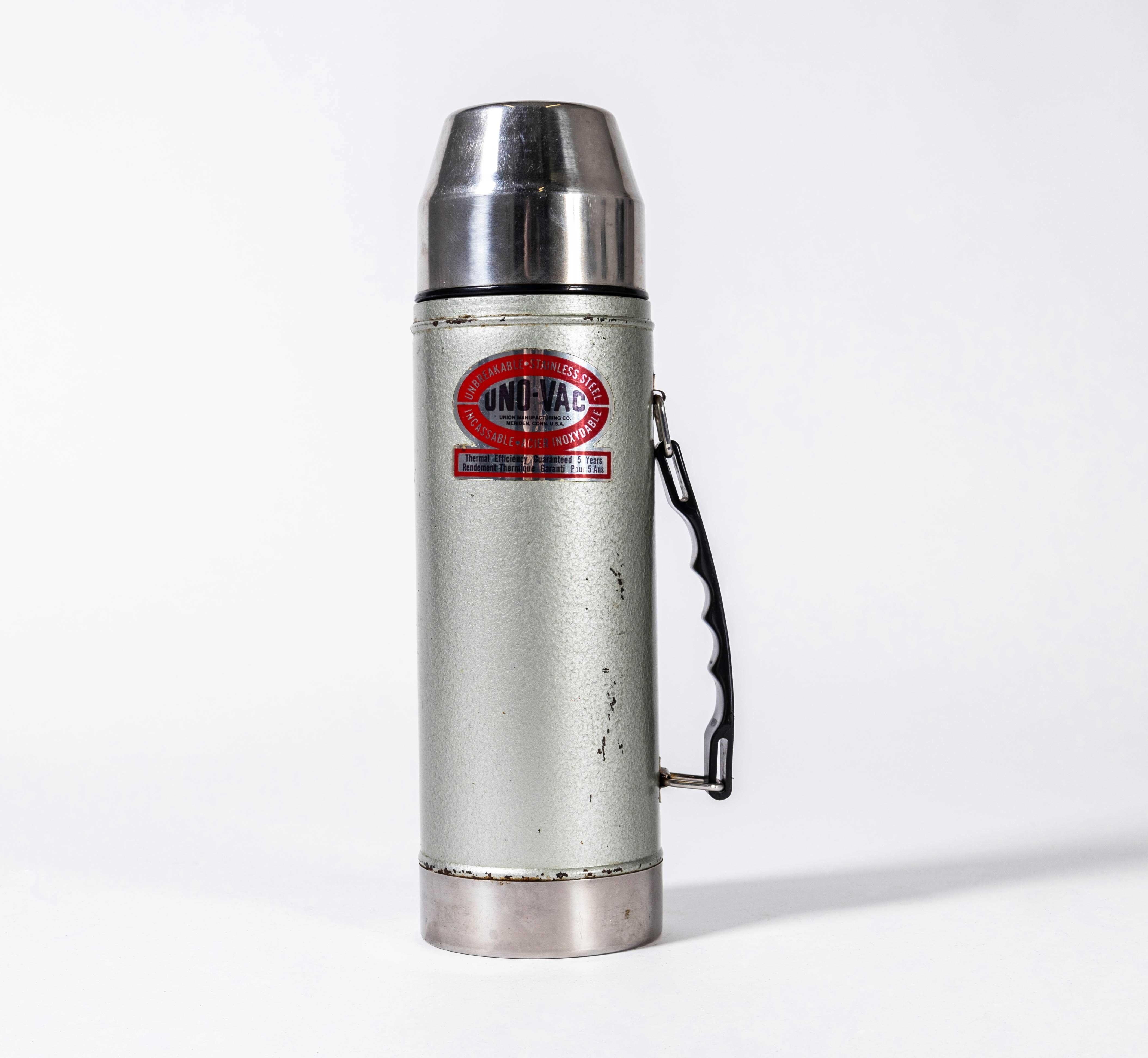 Petaca metálica vintage original de 1950. Se vende como objeto decorativo completo, con tapa y tapón y cristal intacto. Se vende como objeto decorativo de cocina, no como petaca de trabajo.

Informe del taller:
Nuestro equipo de taller inspecciona
