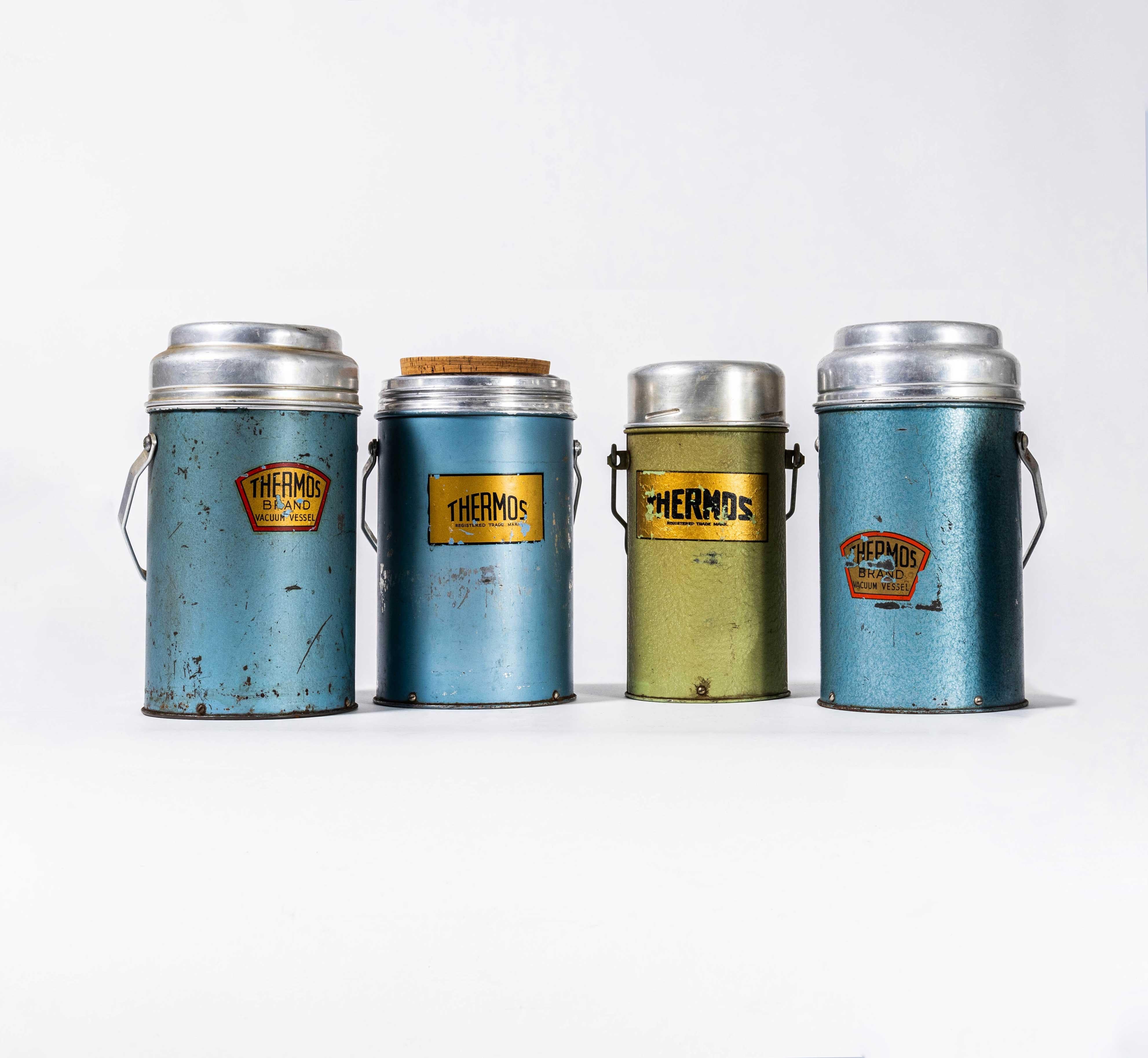 1950's Original Vintage By Metallflaschen. Verkauft als dekorative Objekte. 

Die meisten sind komplett mit Deckeln und Kappen. Das gesamte Glas ist unversehrt. Sie werden als dekorative Küchenobjekte verkauft, nicht als funktionierende Flaschen,