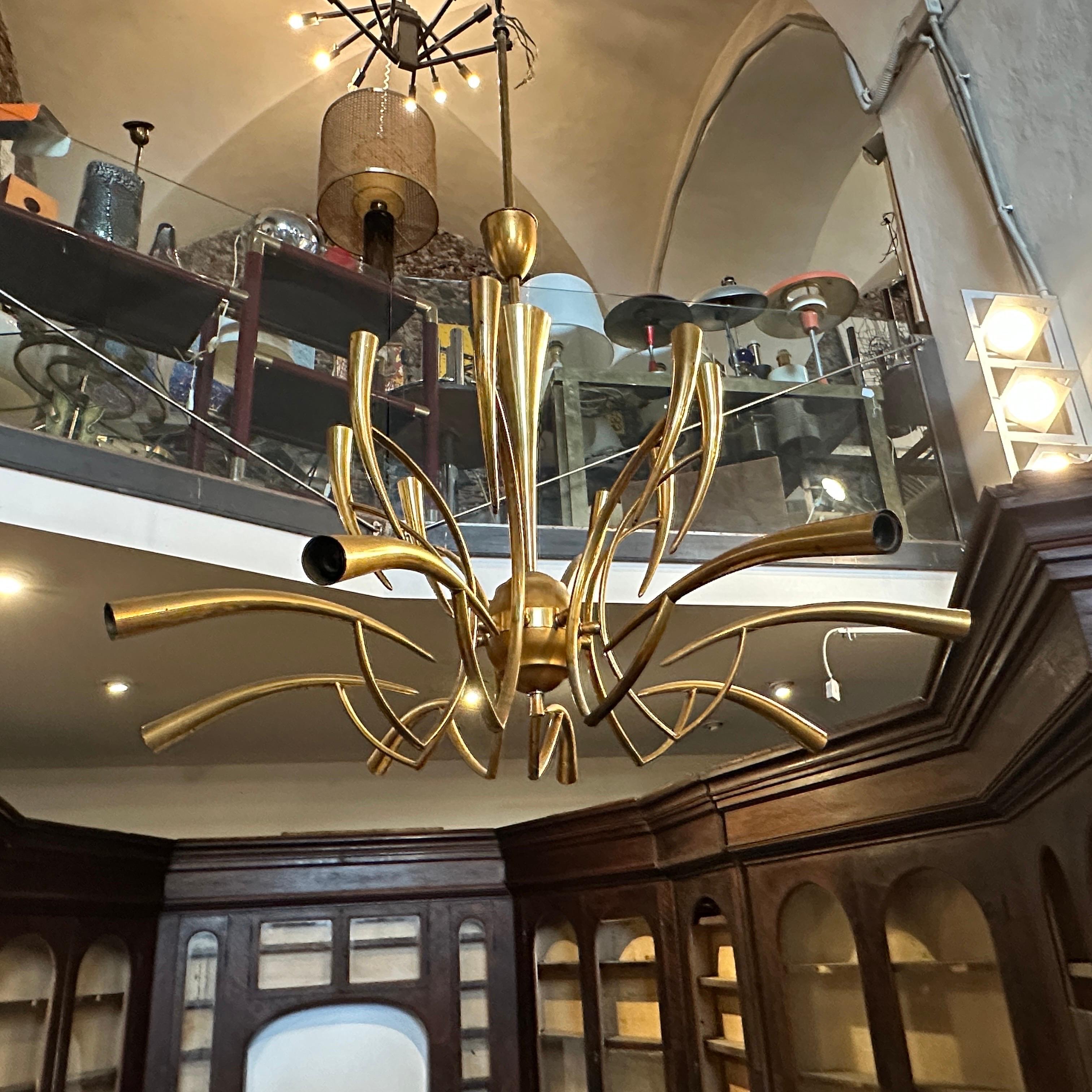 1950s Oscar Torlasco For Lumi Mid-Century Modern Brass 16 Lights Chandelier en laiton 4