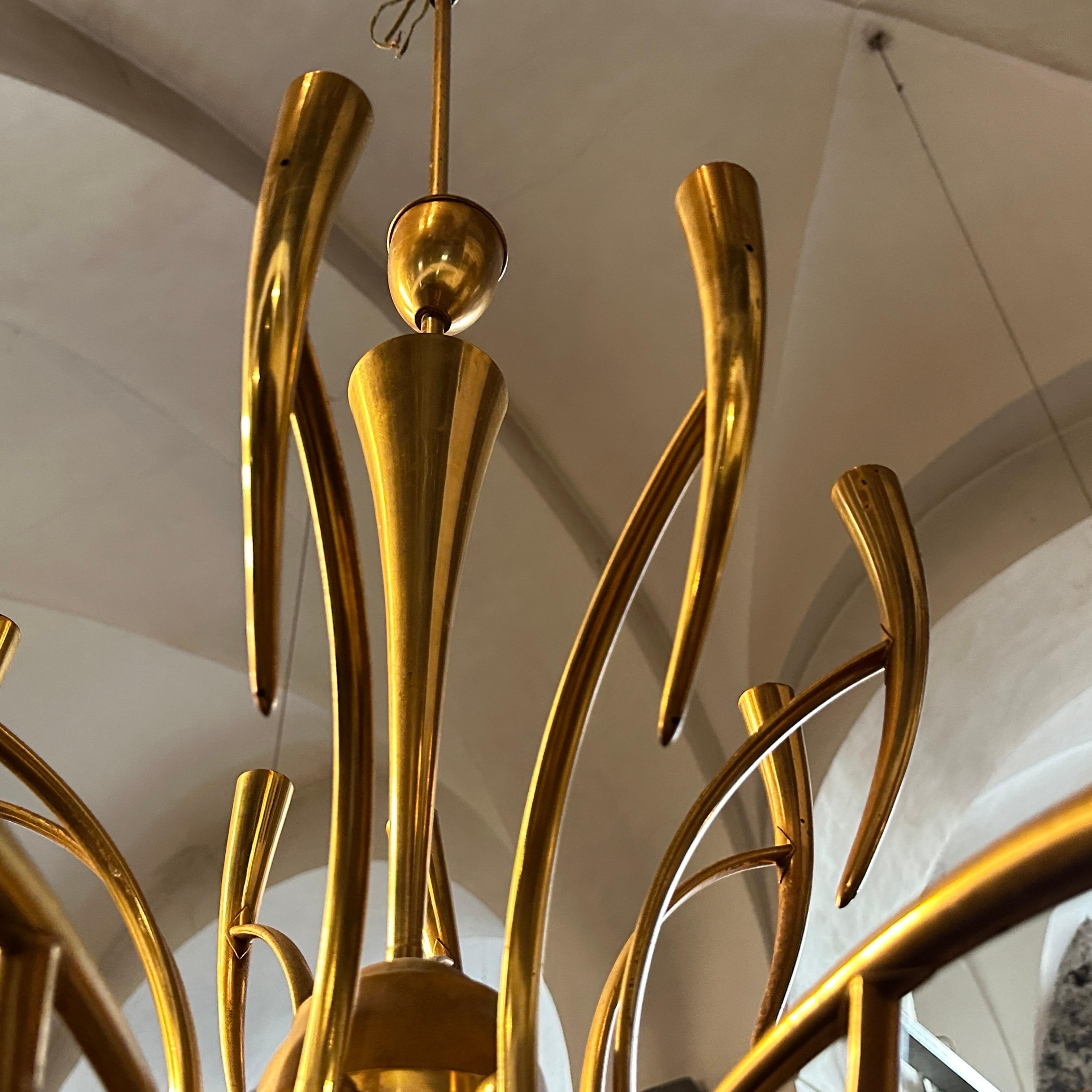 1950s Oscar Torlasco For Lumi Mid-Century Modern Brass 16 Lights Chandelier en laiton 6
