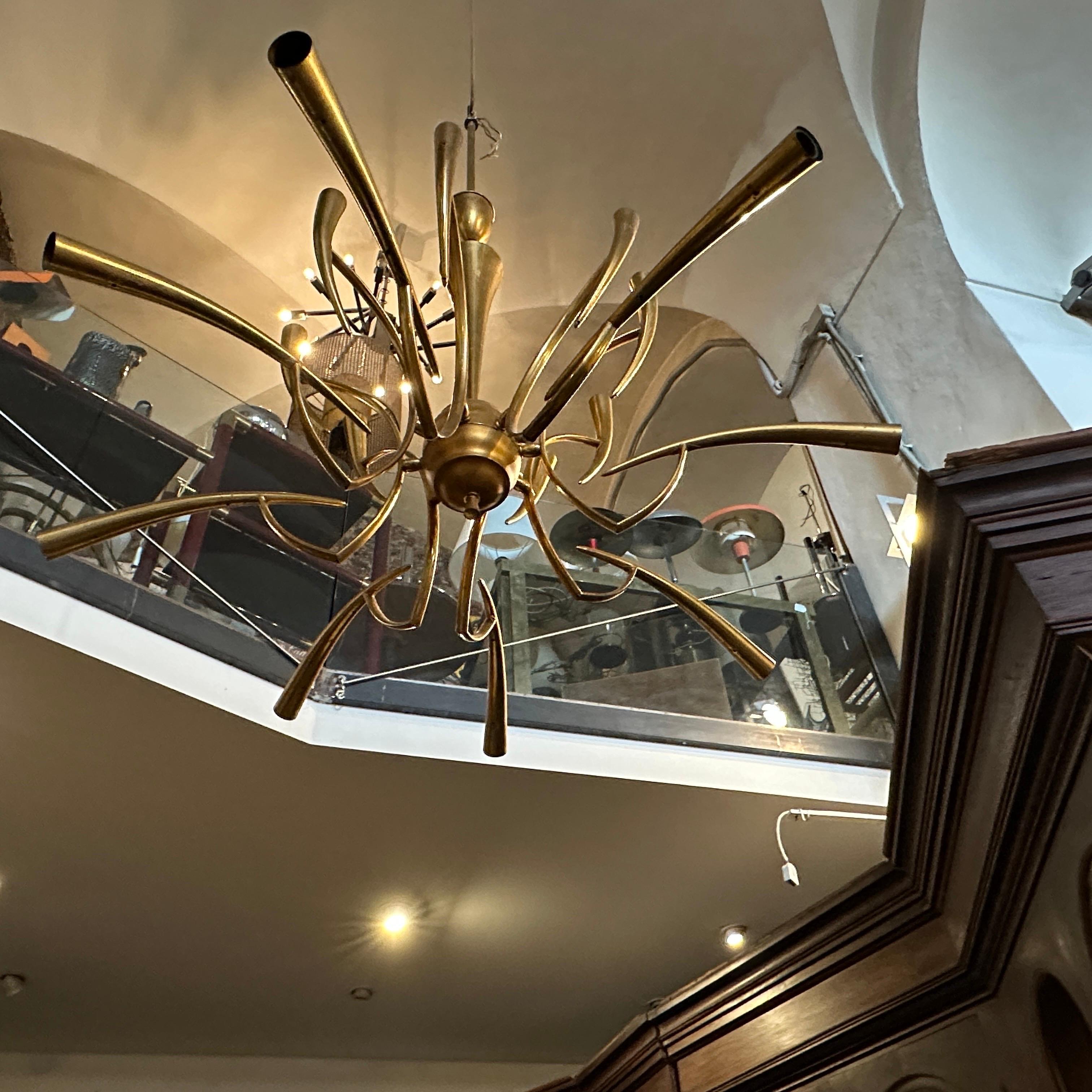 1950s Oscar Torlasco For Lumi Mid-Century Modern Brass 16 Lights Chandelier en laiton 7