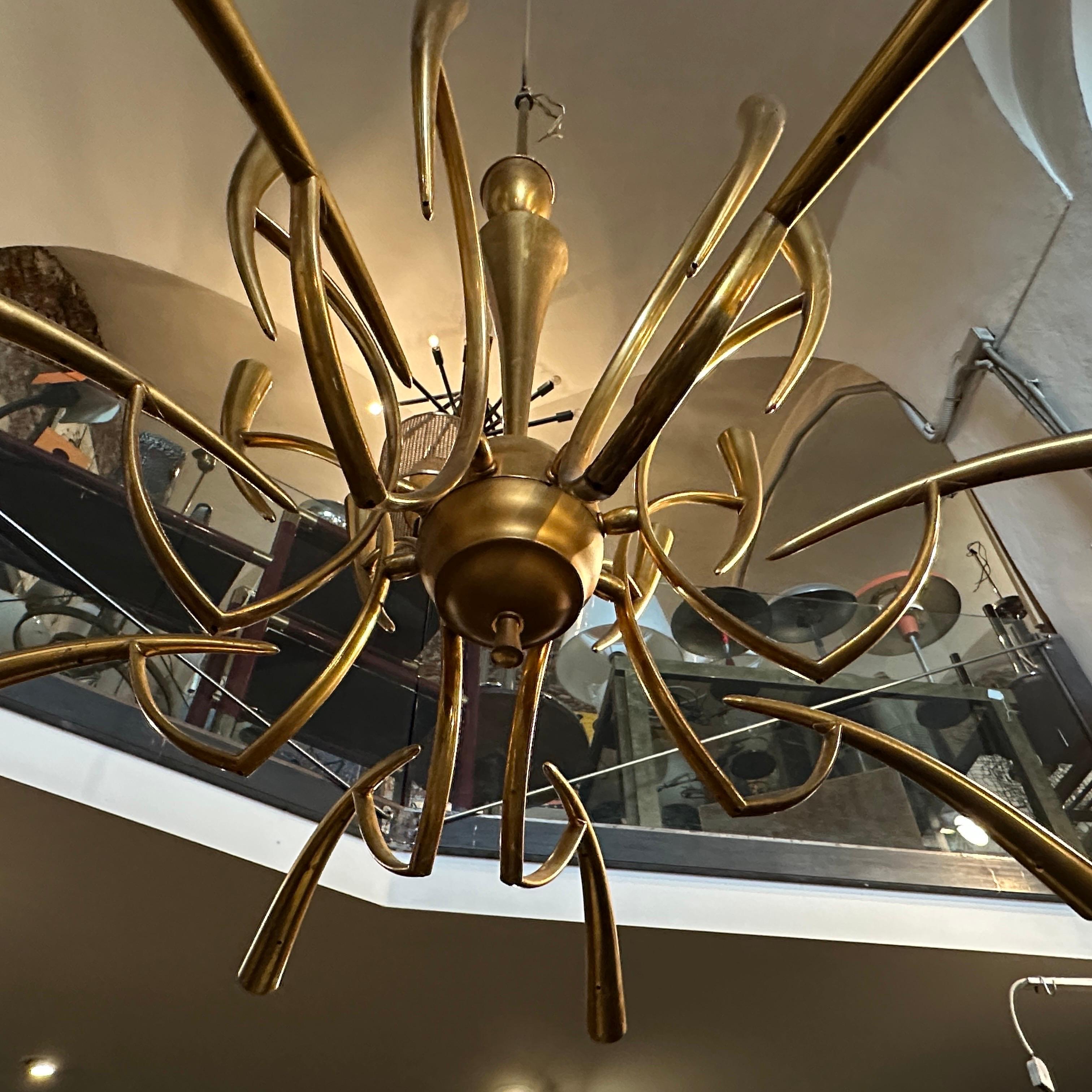 1950s Oscar Torlasco For Lumi Mid-Century Modern Brass 16 Lights Chandelier en laiton 11