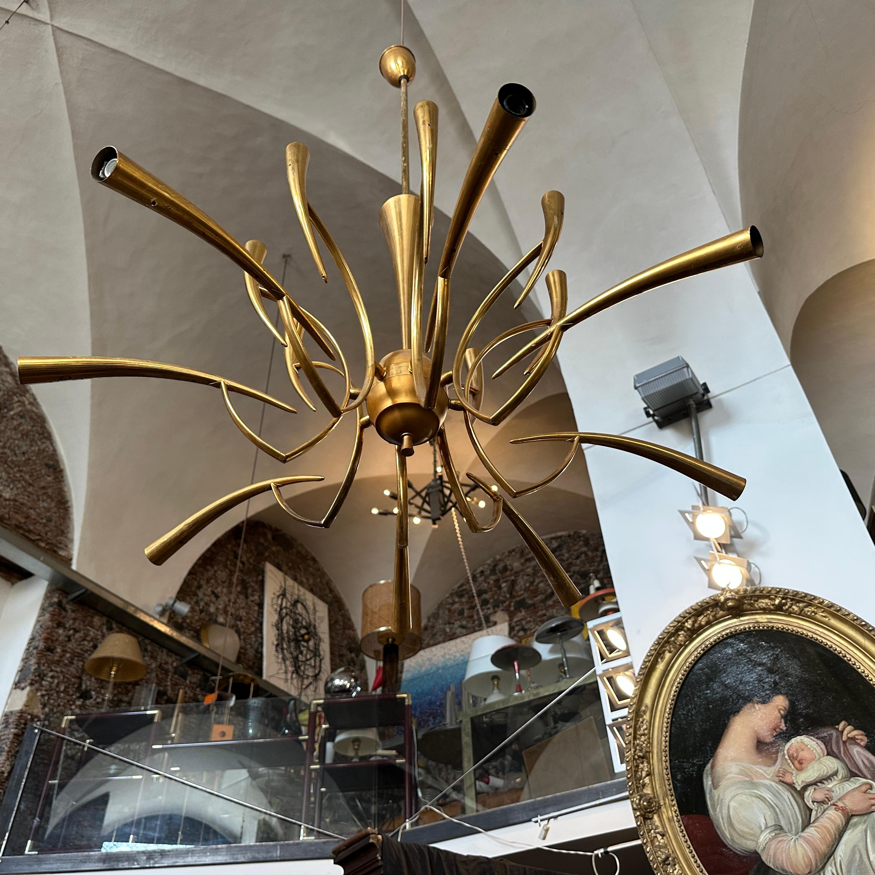 1950s Oscar Torlasco For Lumi Mid-Century Modern Brass 16 Lights Chandelier en laiton 12