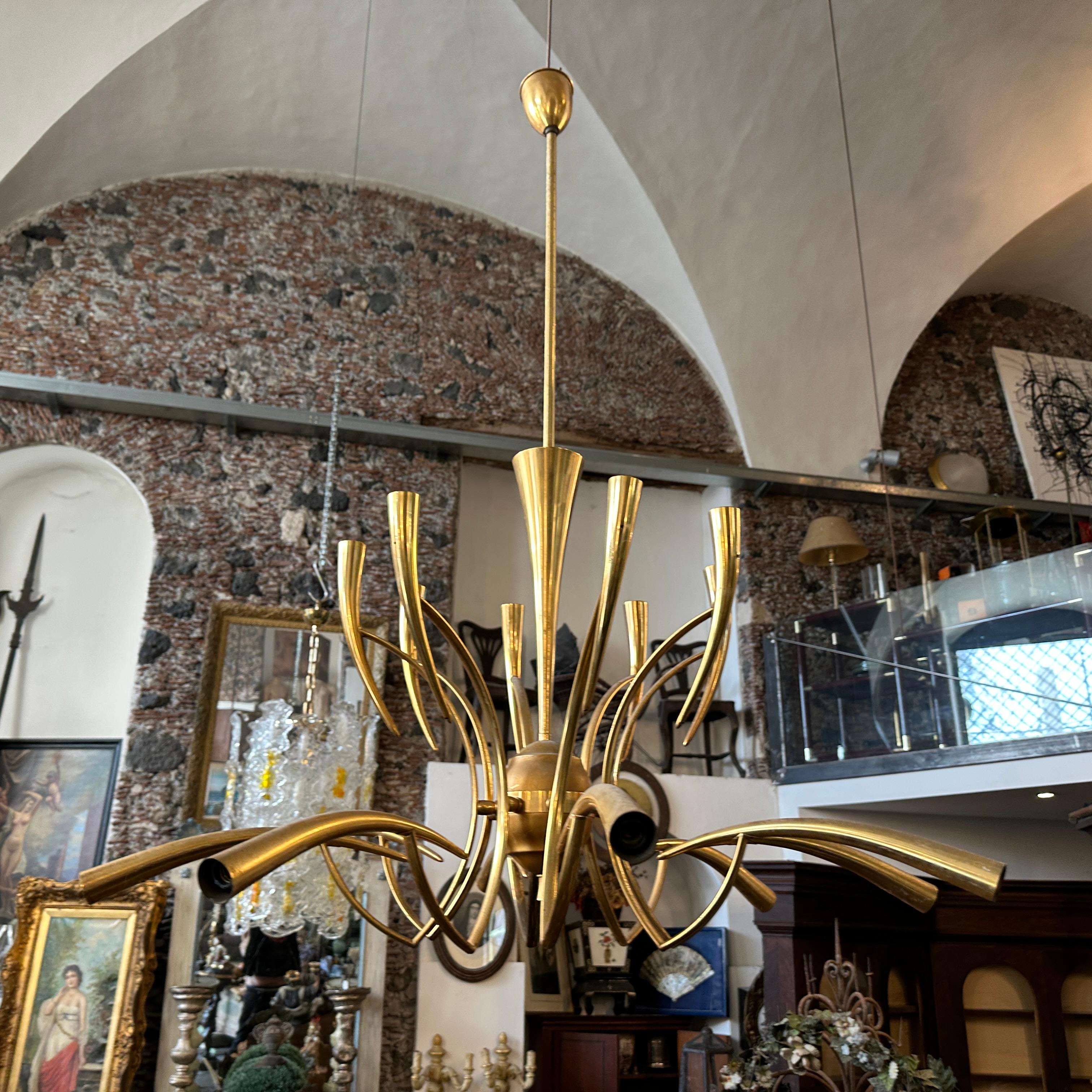 1950s Oscar Torlasco For Lumi Mid-Century Modern Brass 16 Lights Chandelier en laiton 13