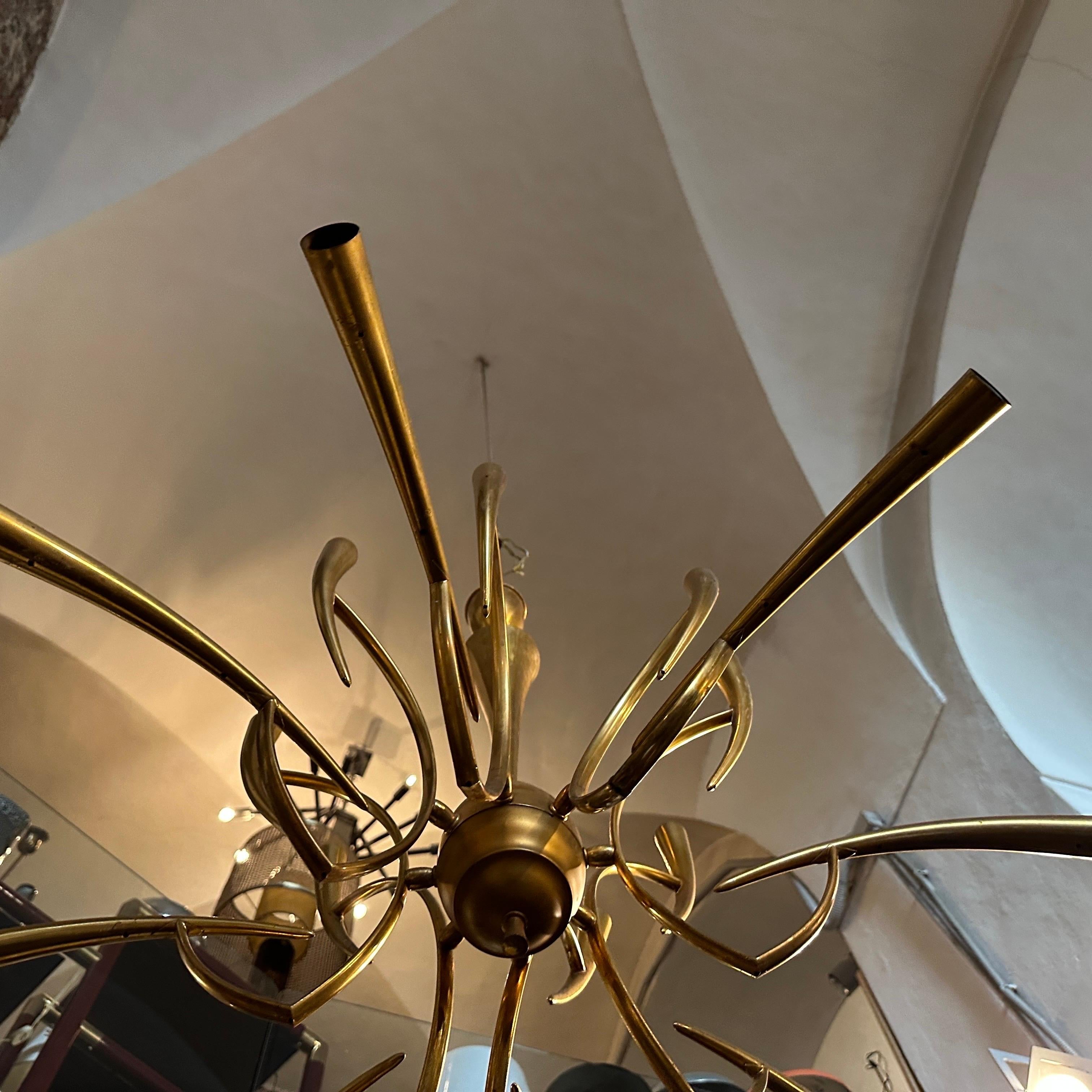 1950s Oscar Torlasco For Lumi Mid-Century Modern Brass 16 Lights Chandelier en laiton Bon état à Aci Castello, IT