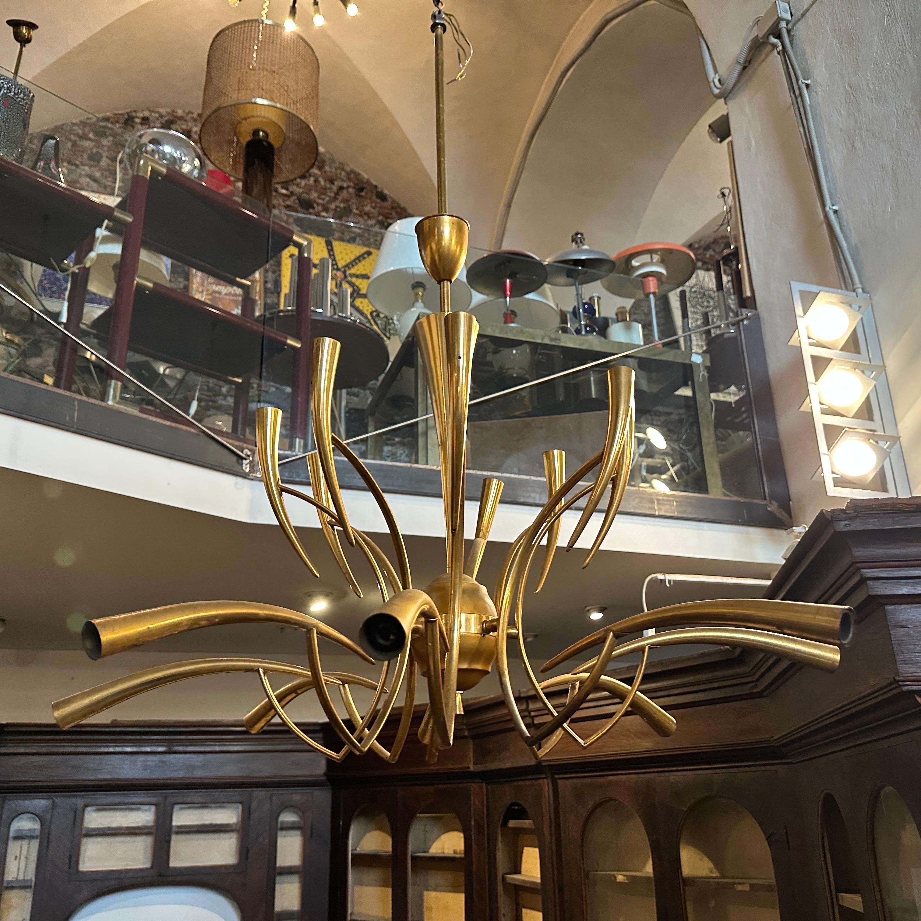 20ième siècle 1950s Oscar Torlasco For Lumi Mid-Century Modern Brass 16 Lights Chandelier en laiton