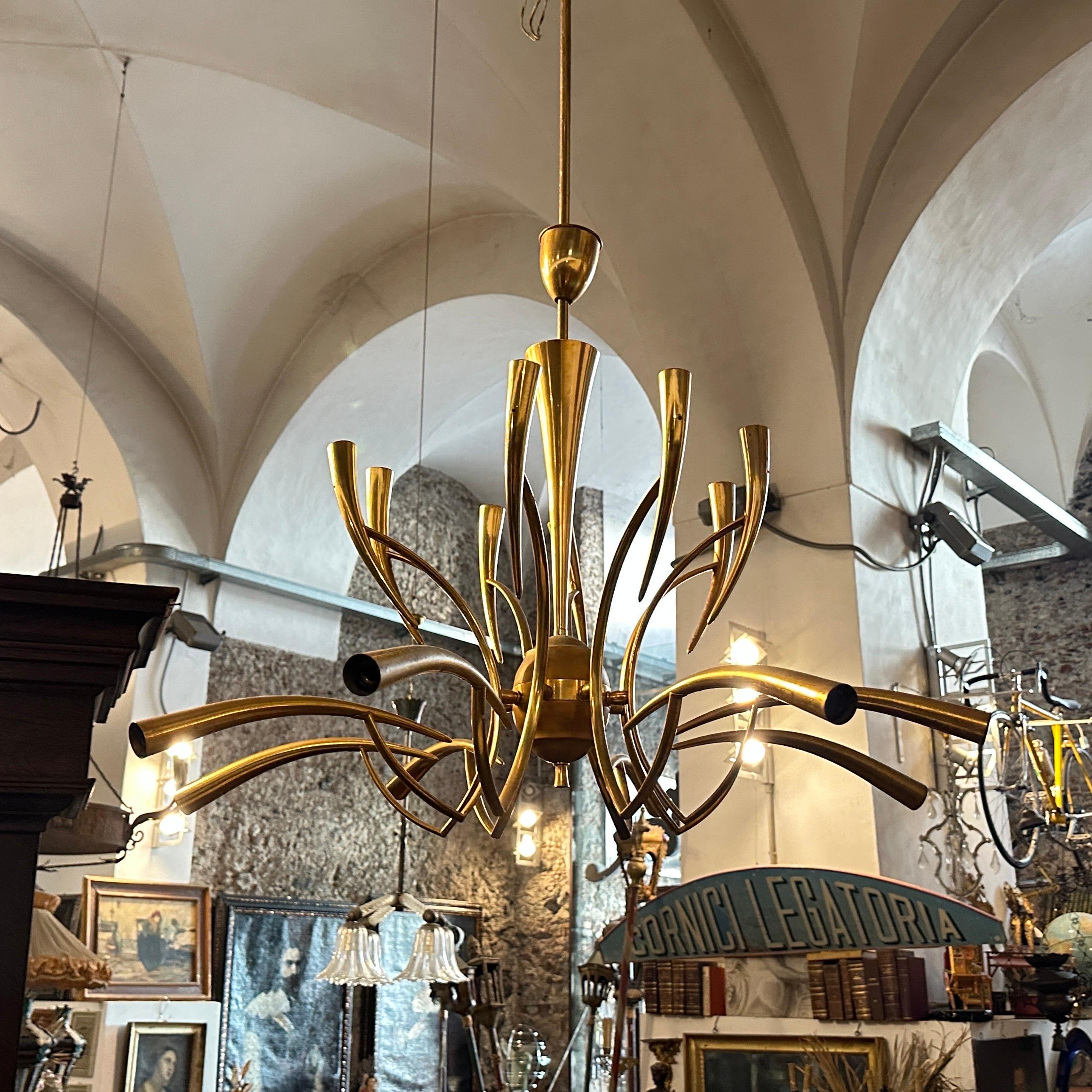 Laiton 1950s Oscar Torlasco For Lumi Mid-Century Modern Brass 16 Lights Chandelier en laiton
