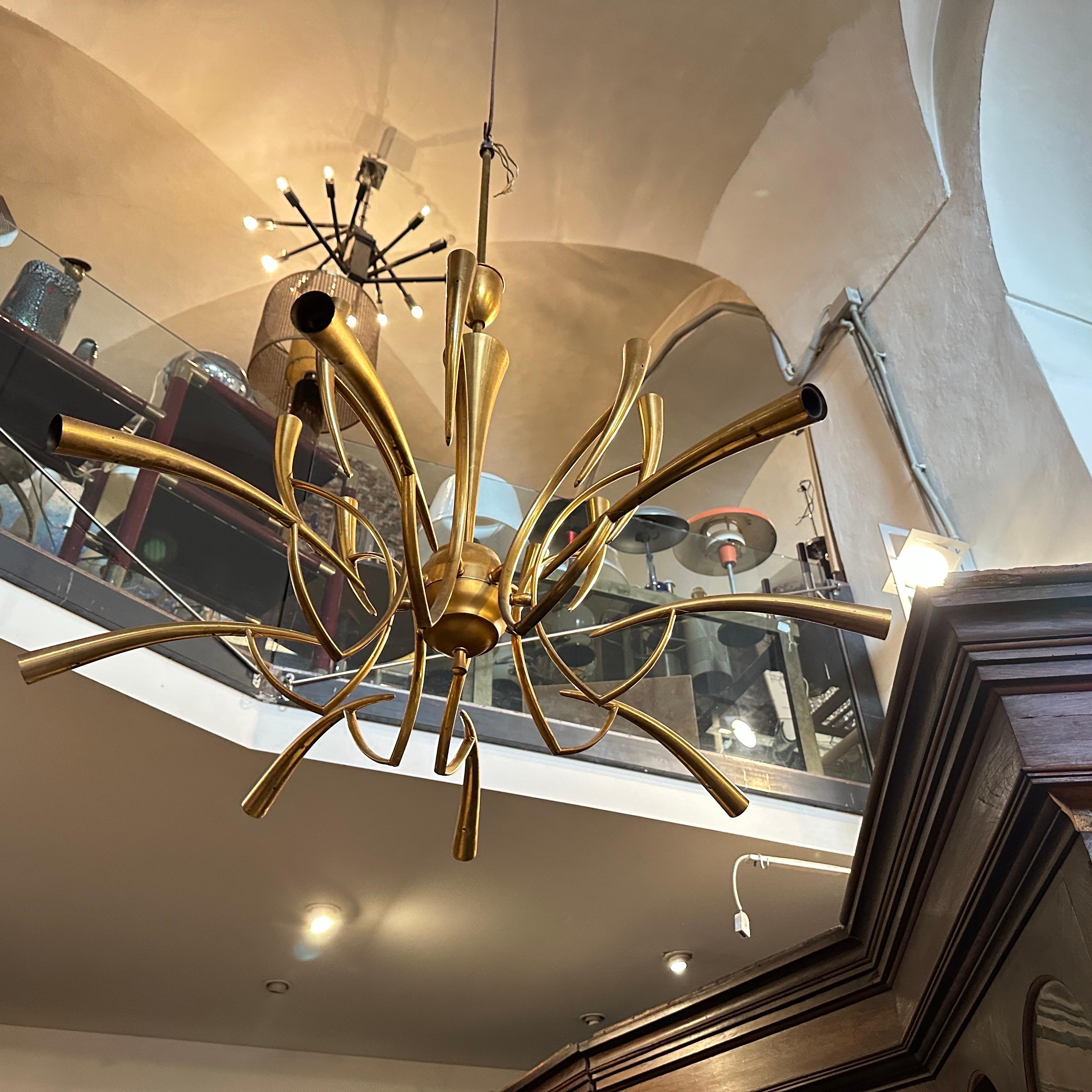 1950s Oscar Torlasco For Lumi Mid-Century Modern Brass 16 Lights Chandelier en laiton 1