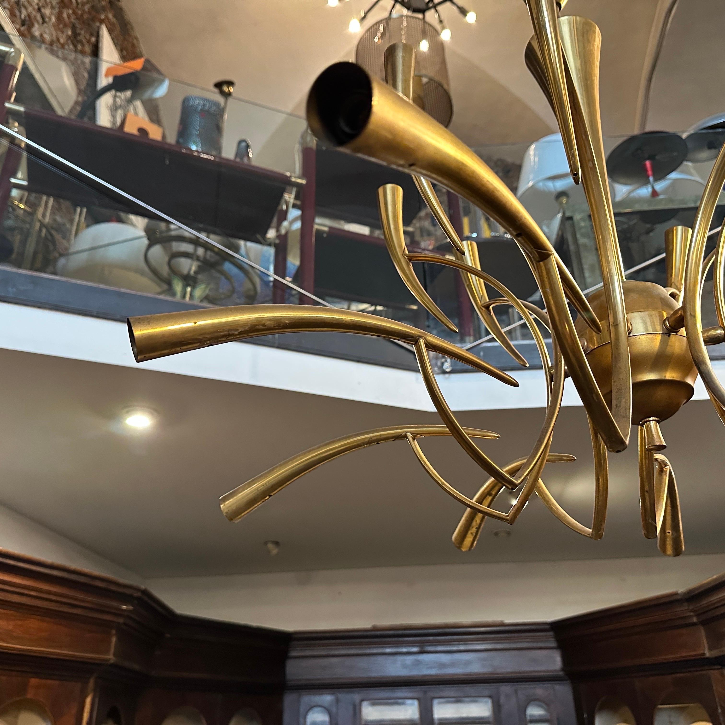 1950s Oscar Torlasco For Lumi Mid-Century Modern Brass 16 Lights Chandelier en laiton 2