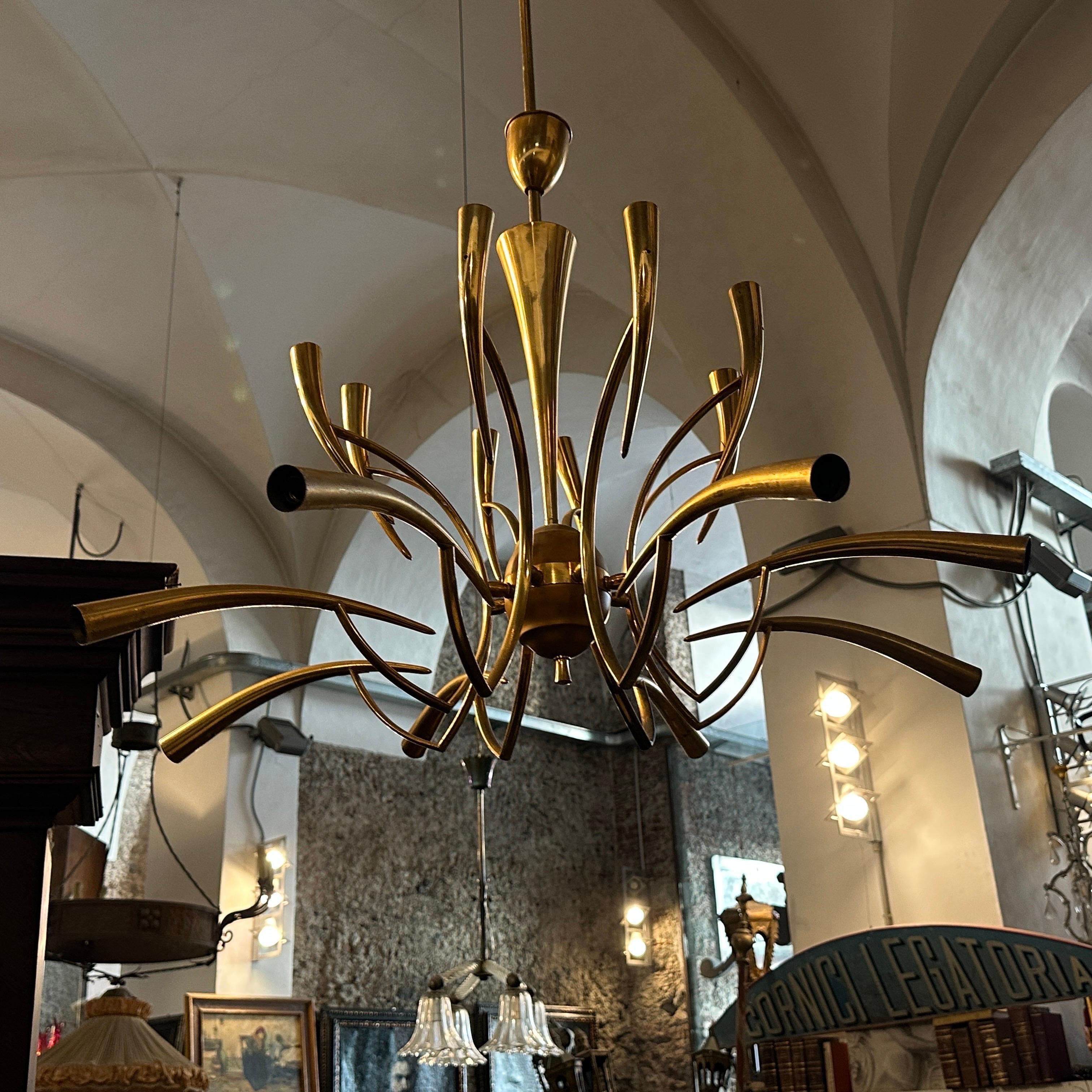1950s Oscar Torlasco For Lumi Mid-Century Modern Brass 16 Lights Chandelier en laiton 3