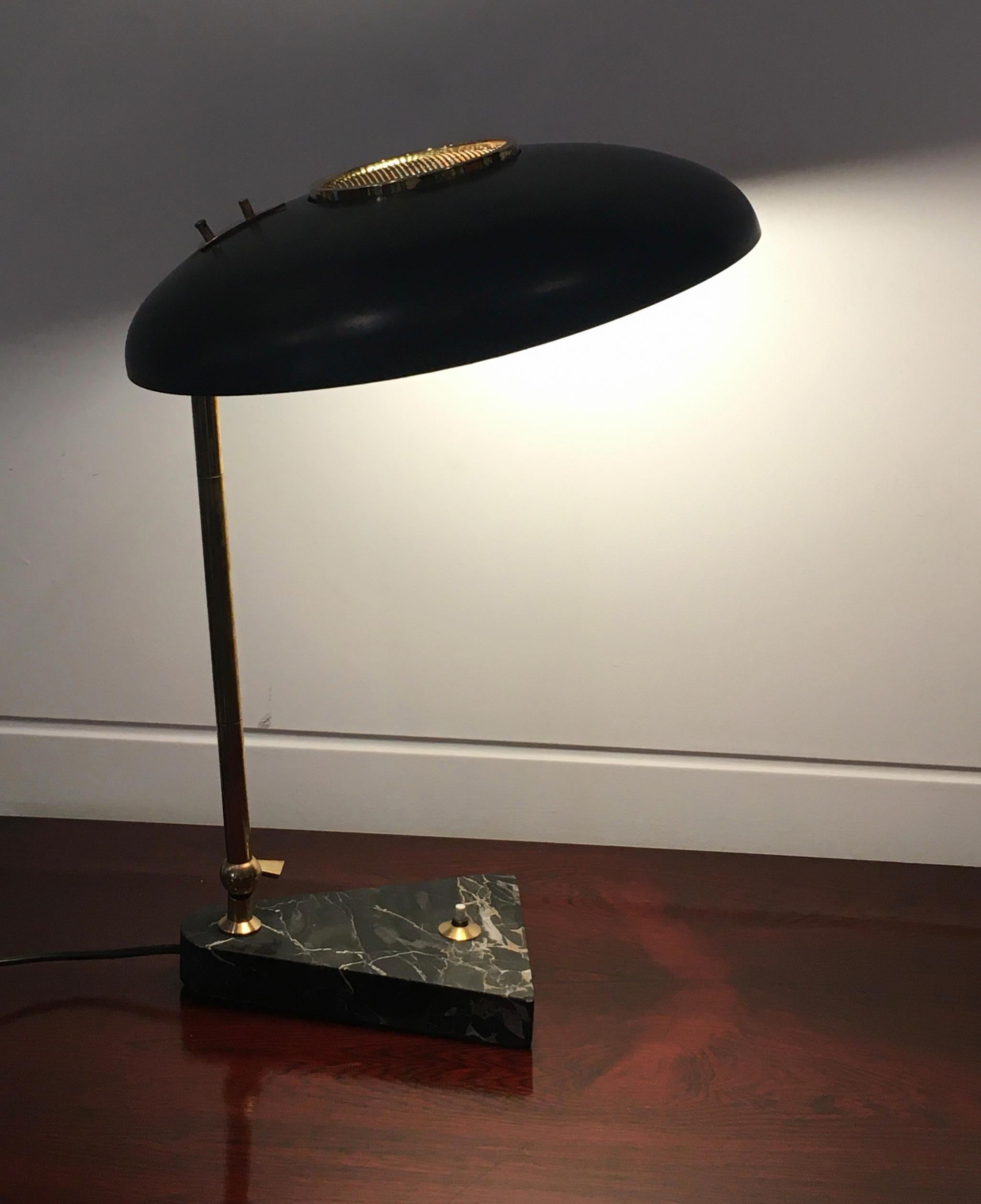 Elegant adjustable table lamp in painted metal, brass and marble, designed in the 1950s by Oscar Torlasco for Lumi.