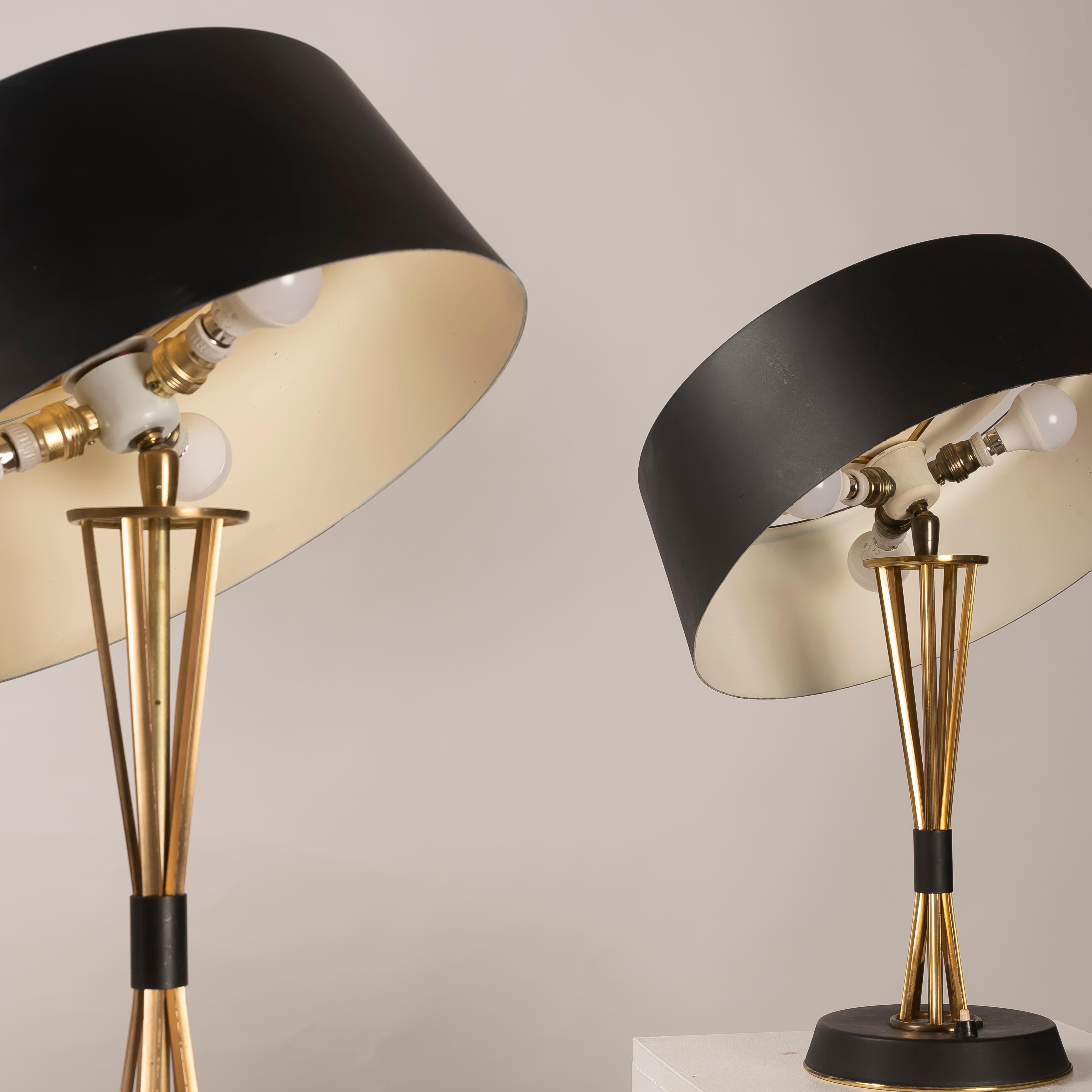 Pareja de lámparas de sobremesa de diseño italiano de mediados de siglo de 1950 Oscar Torlasco Lumi en venta 6