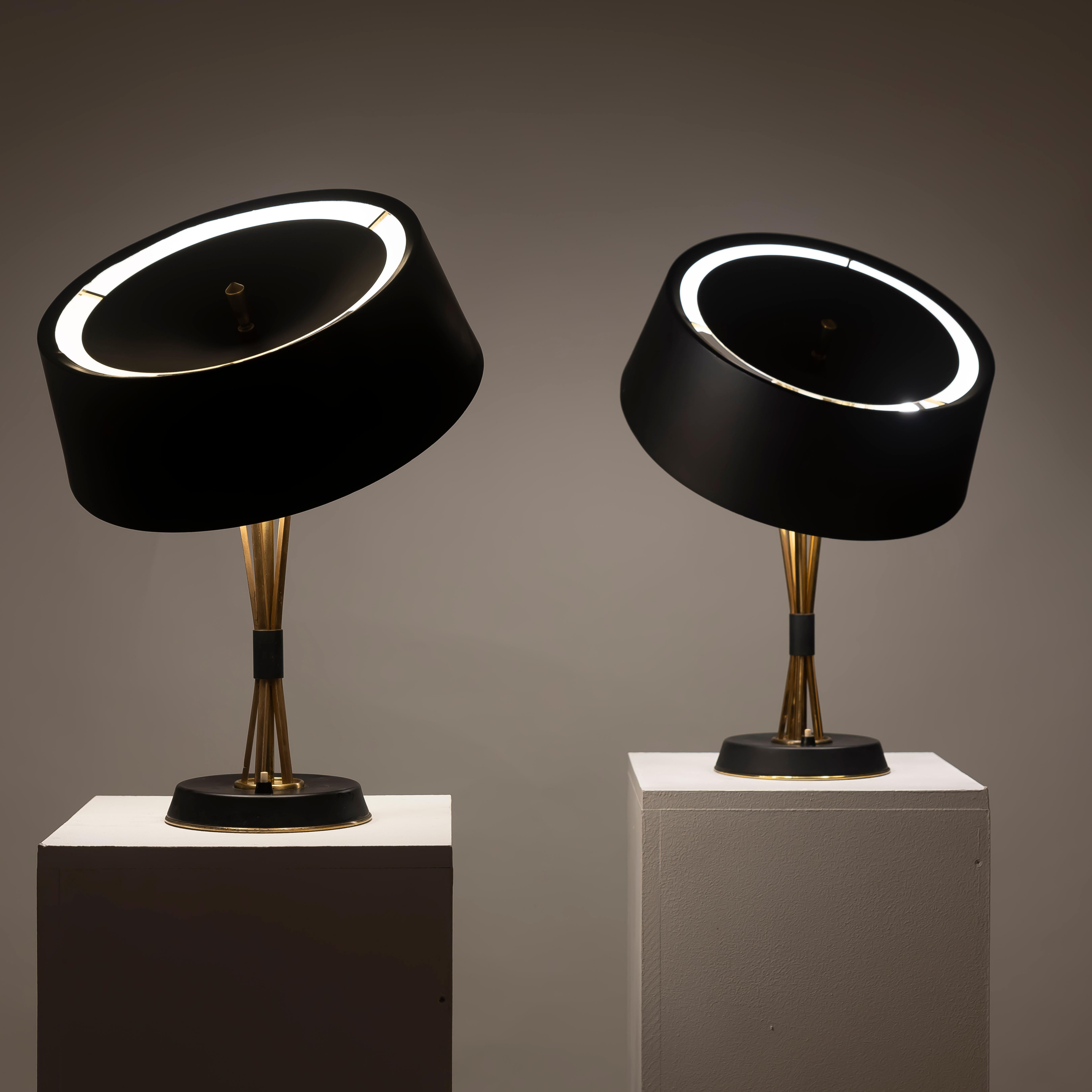 La lámpara de sobremesa Lumi de Oscar Torlasco de los años 50 es una pieza extraordinaria del diseño italiano de mediados de siglo, que combina funcionalidad, elegancia y artesanía. Diseñada por Oscar Torlasco, uno de los diseñadores de iluminación