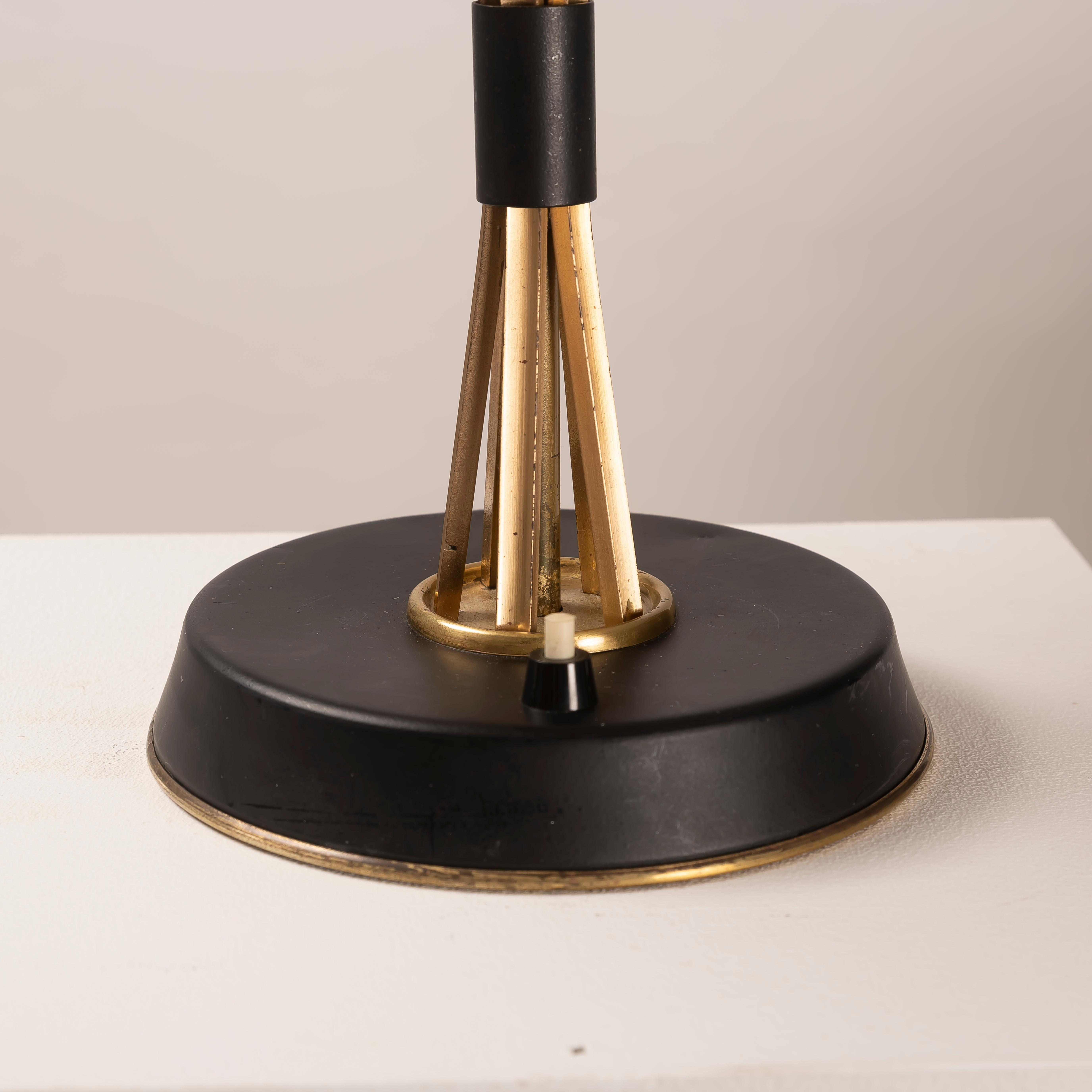 Pareja de lámparas de sobremesa de diseño italiano de mediados de siglo de 1950 Oscar Torlasco Lumi Lacado en venta
