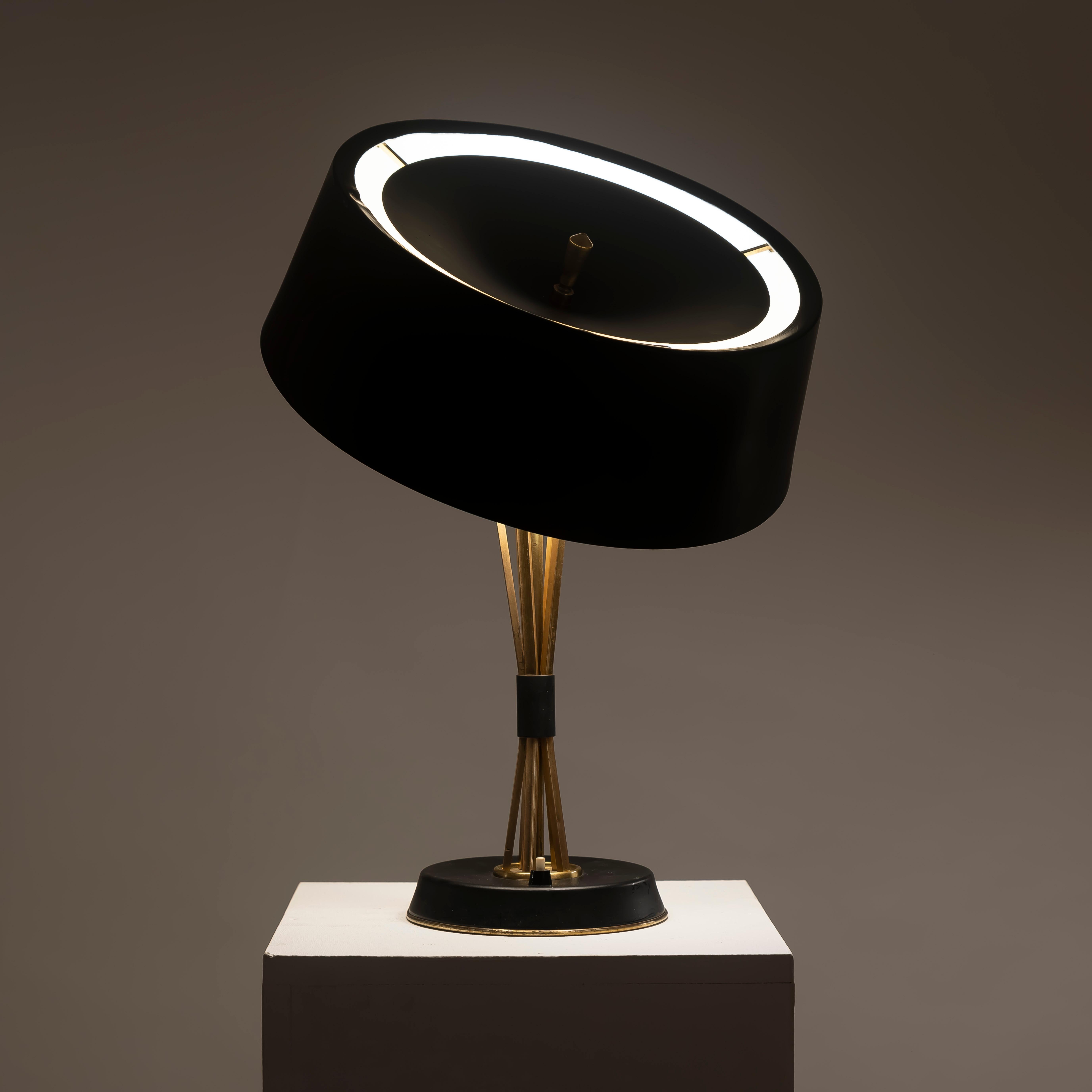Pareja de lámparas de sobremesa de diseño italiano de mediados de siglo de 1950 Oscar Torlasco Lumi Aluminio en venta