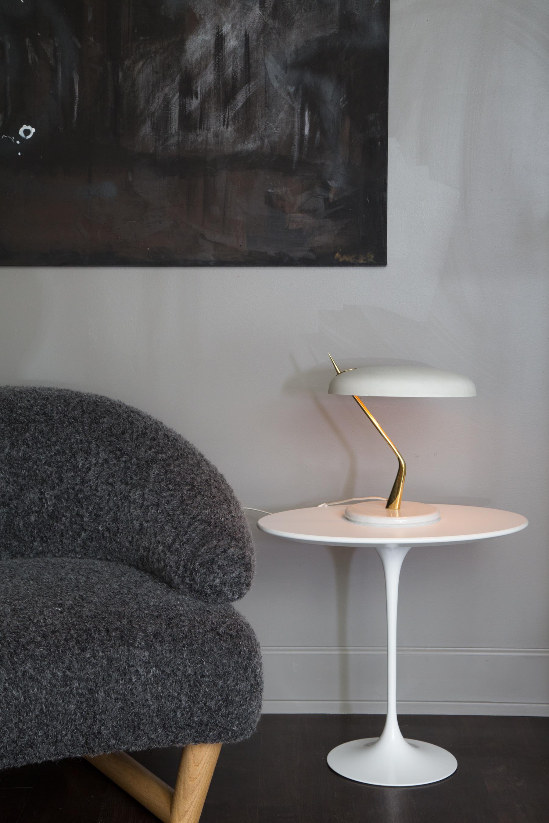 1950s Oscar Torlasco marble and metal table lamp for Lumen milano. An exceptionally refined and sculptural design executed in marble, brass and original painted metal.

Lumen Milano was one of the most innovative lighting design companies in Italy