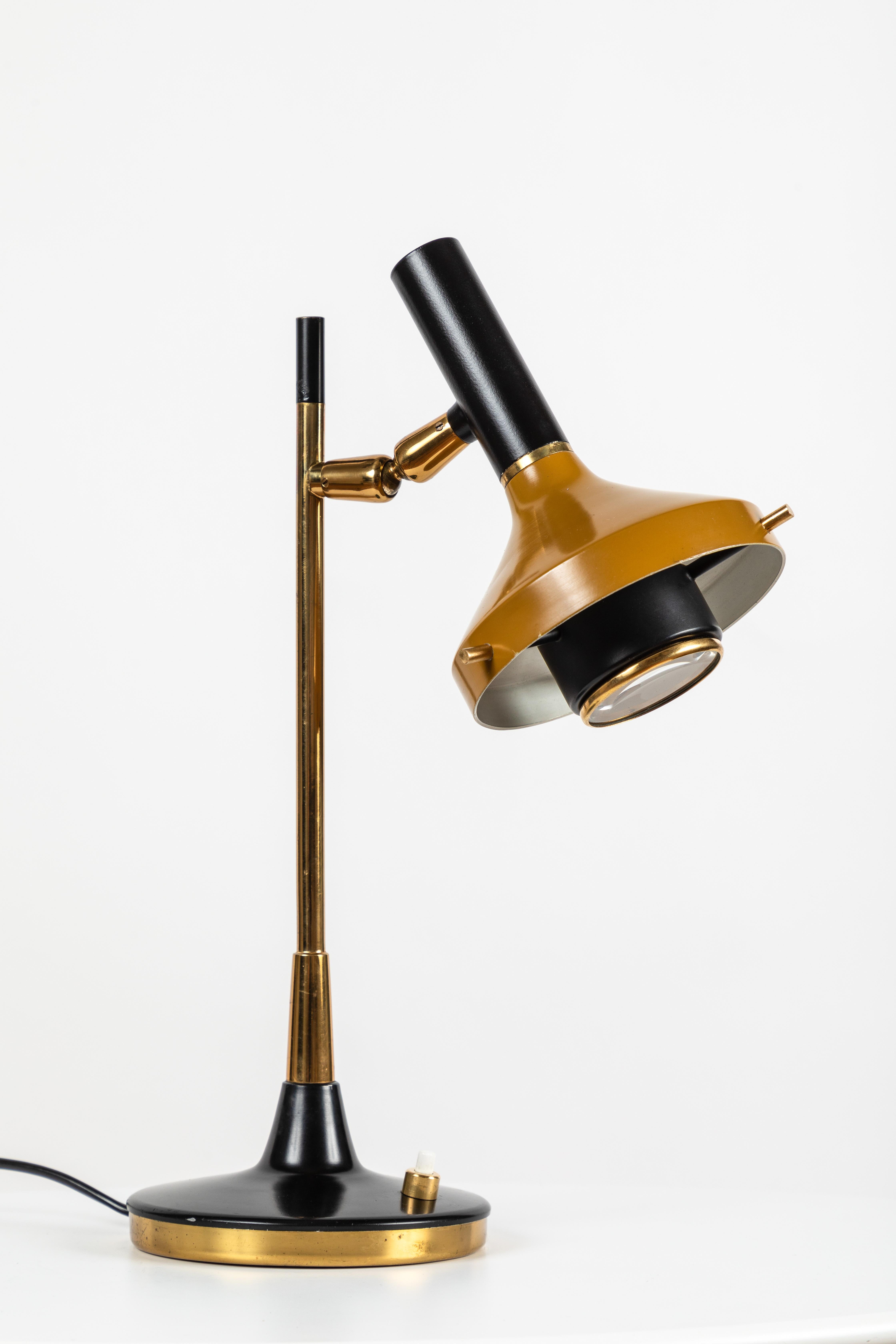 Milieu du XXe siècle Lampe de bureau Oscar Torlasco des années 1950, modèle 553/P pour Lumi en vente