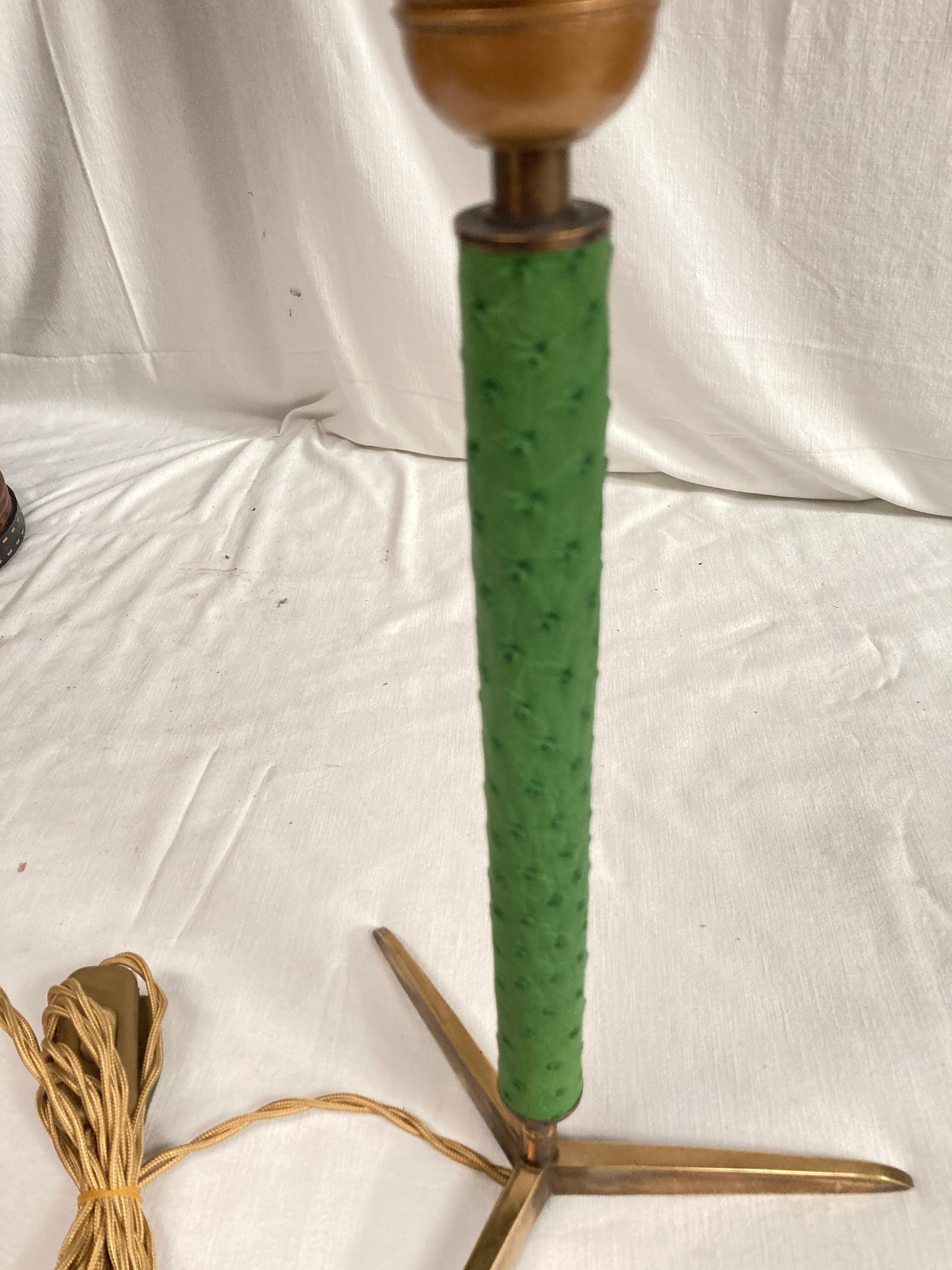 Lámpara de sobremesa de piel de avestruz de los años 50 en Bueno estado para la venta en New York, NY