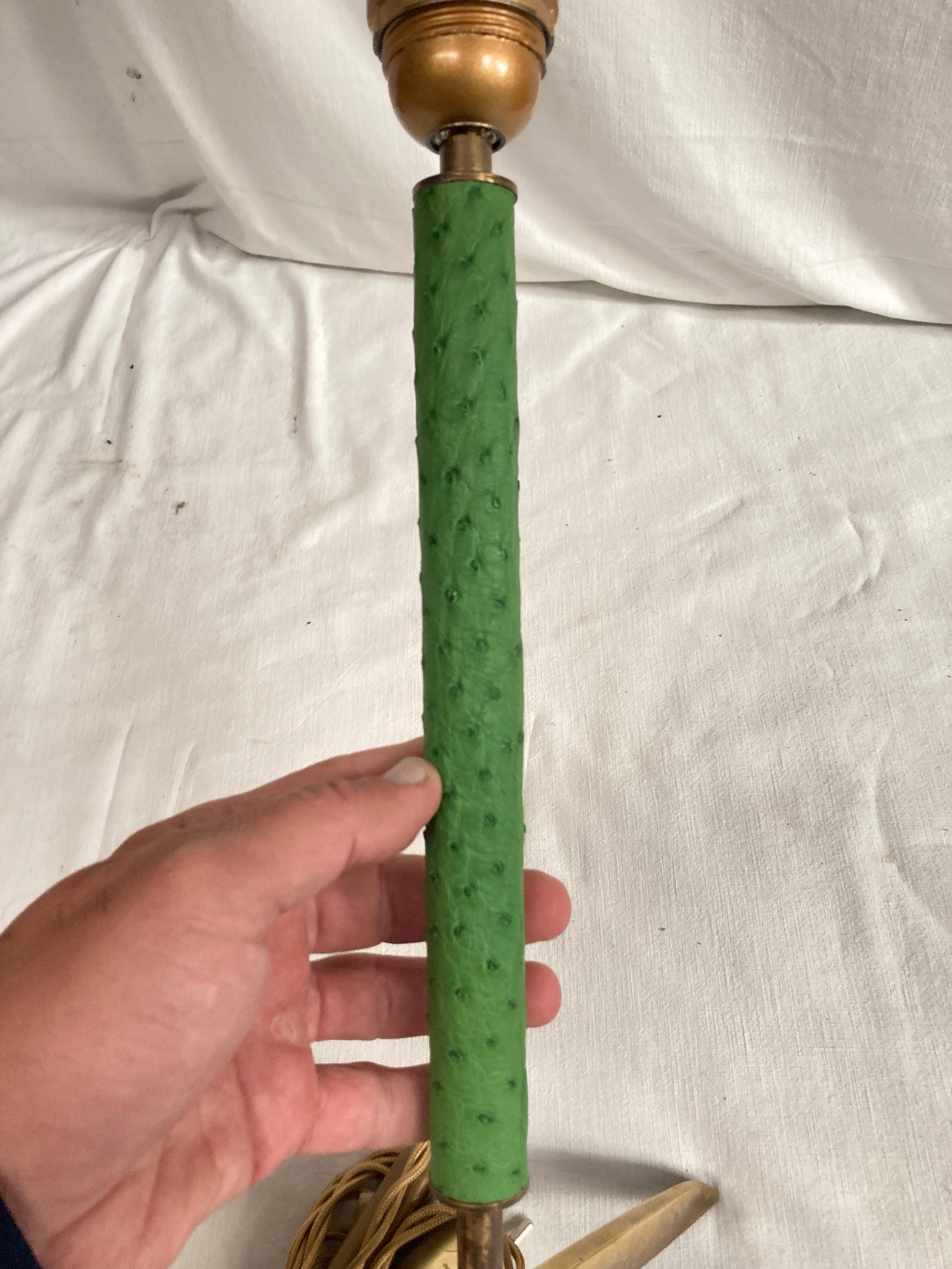 Lámpara de sobremesa de piel de avestruz de los años 50 Bronce en venta