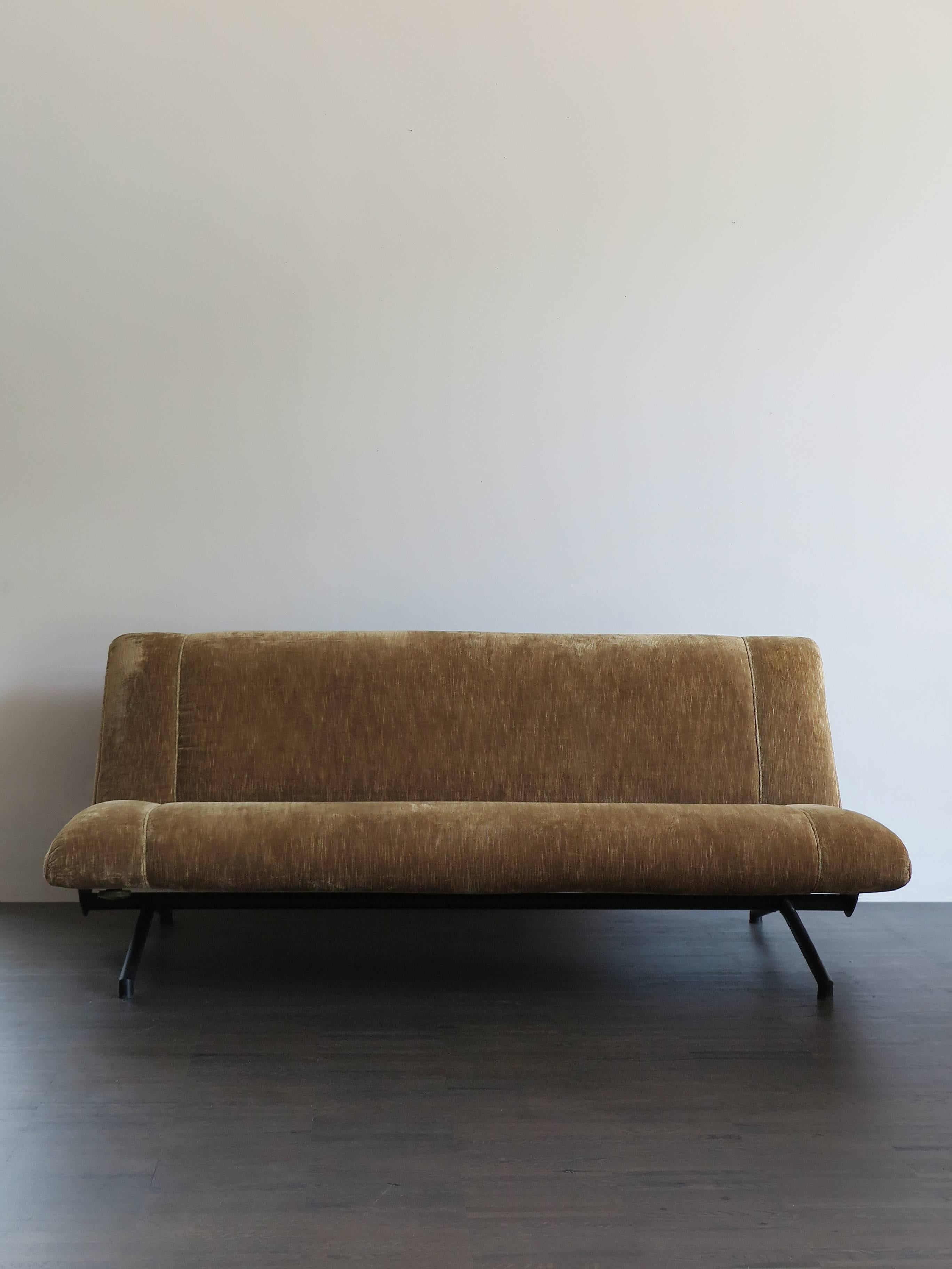 Iconic folding daybed sofa designed by Italian Osvaldo Borsani and manufactured by Tecno Italy in 1954. The sofa has a black lacquered tubular metal frame with brass adjusting details, polyurethane foam padding and velvet original upholstery.
This