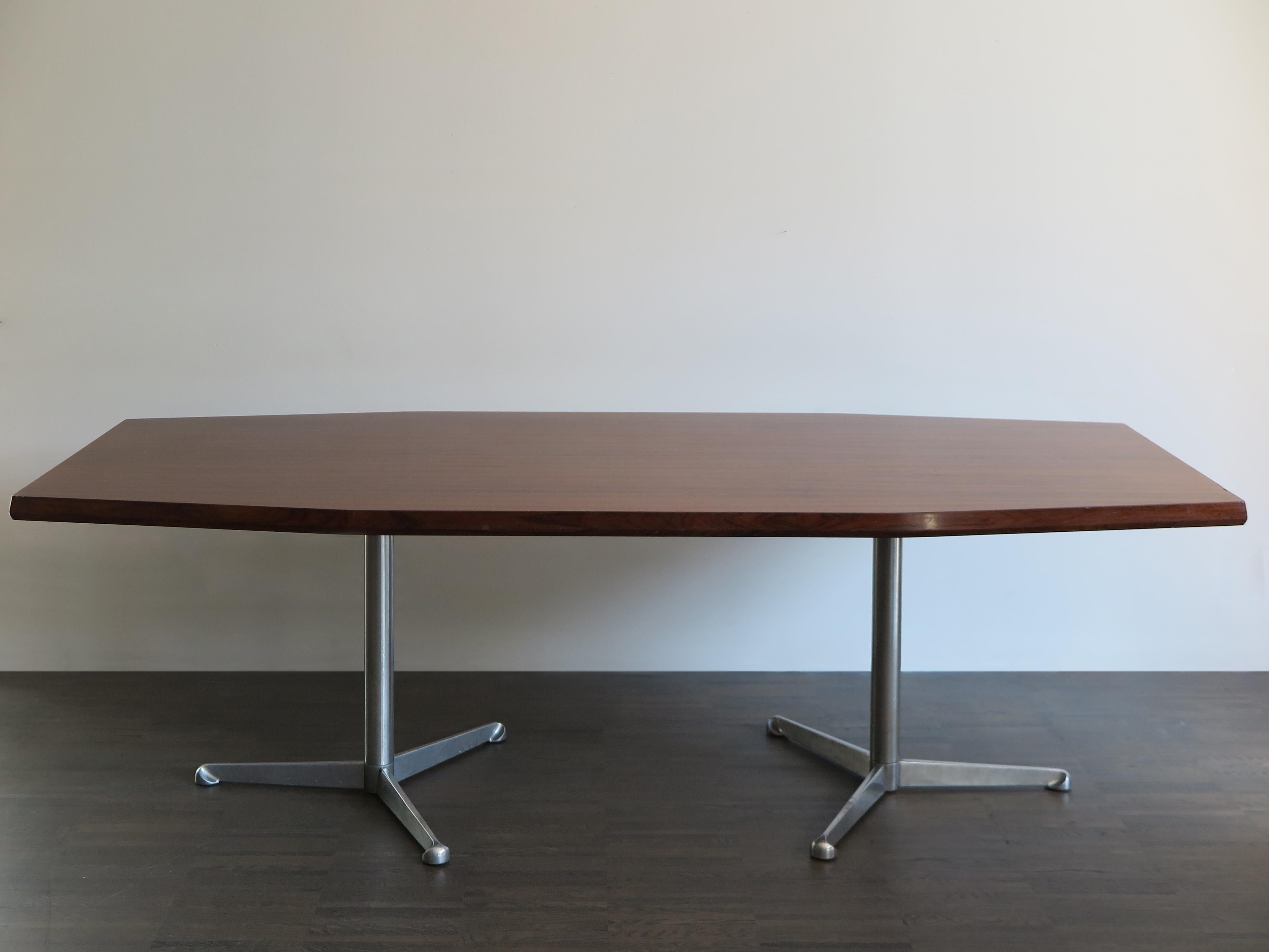 1960s Italian amazing dining table or conference table designed by famous Osvaldo Borsani for Tecno with octagonal rosewood top and metal supports, midcentury design.

Please note that the table is original of the period and thus shows normal signs