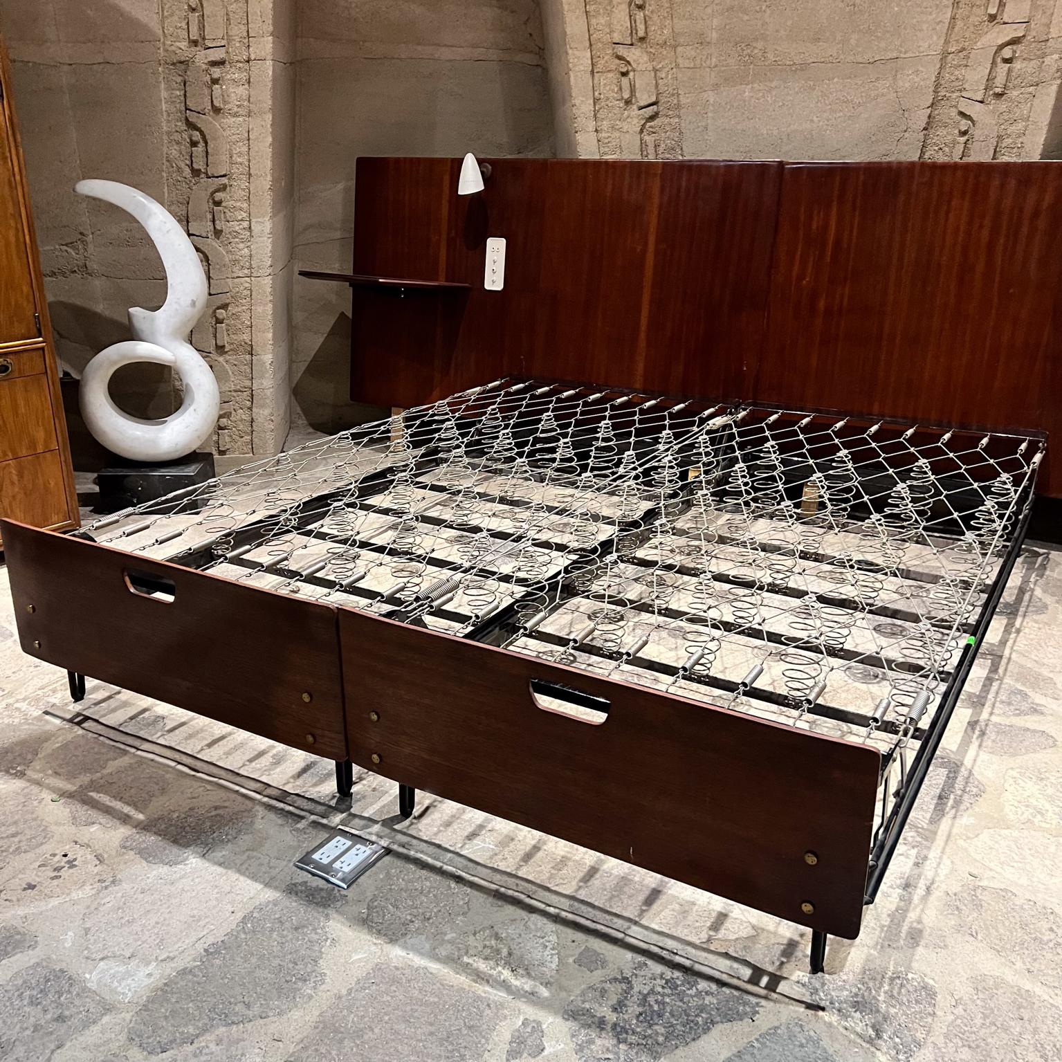 1950 Osvaldo Borsani Letto moderno italiano di lusso con tavolino luminoso incorporato Milano in vendita 3