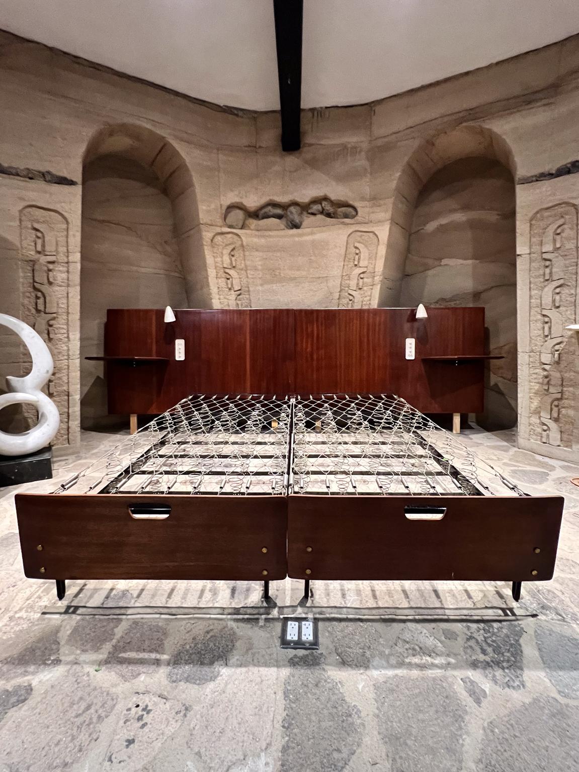 1950 Osvaldo Borsani Letto moderno italiano di lusso con tavolino luminoso incorporato Milano in vendita 11